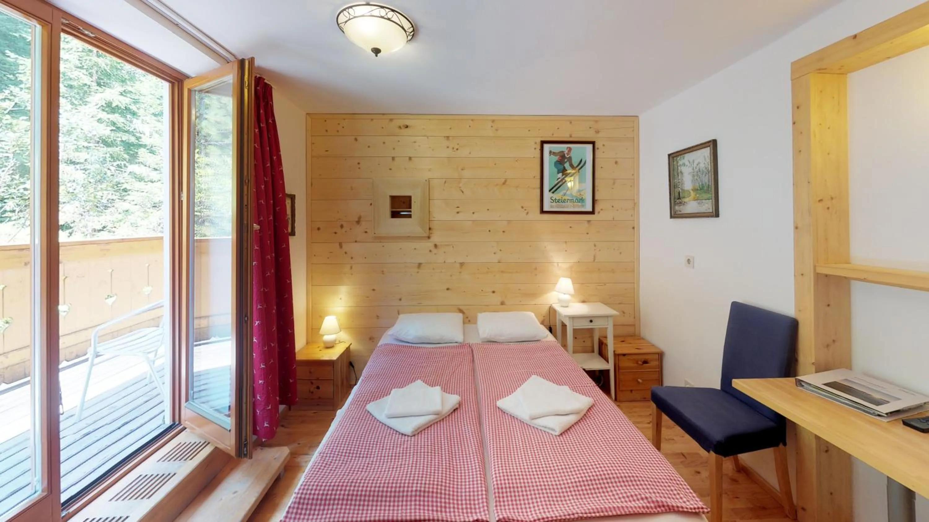 Photo of the whole room, Bed in Alpengasthof Paletti