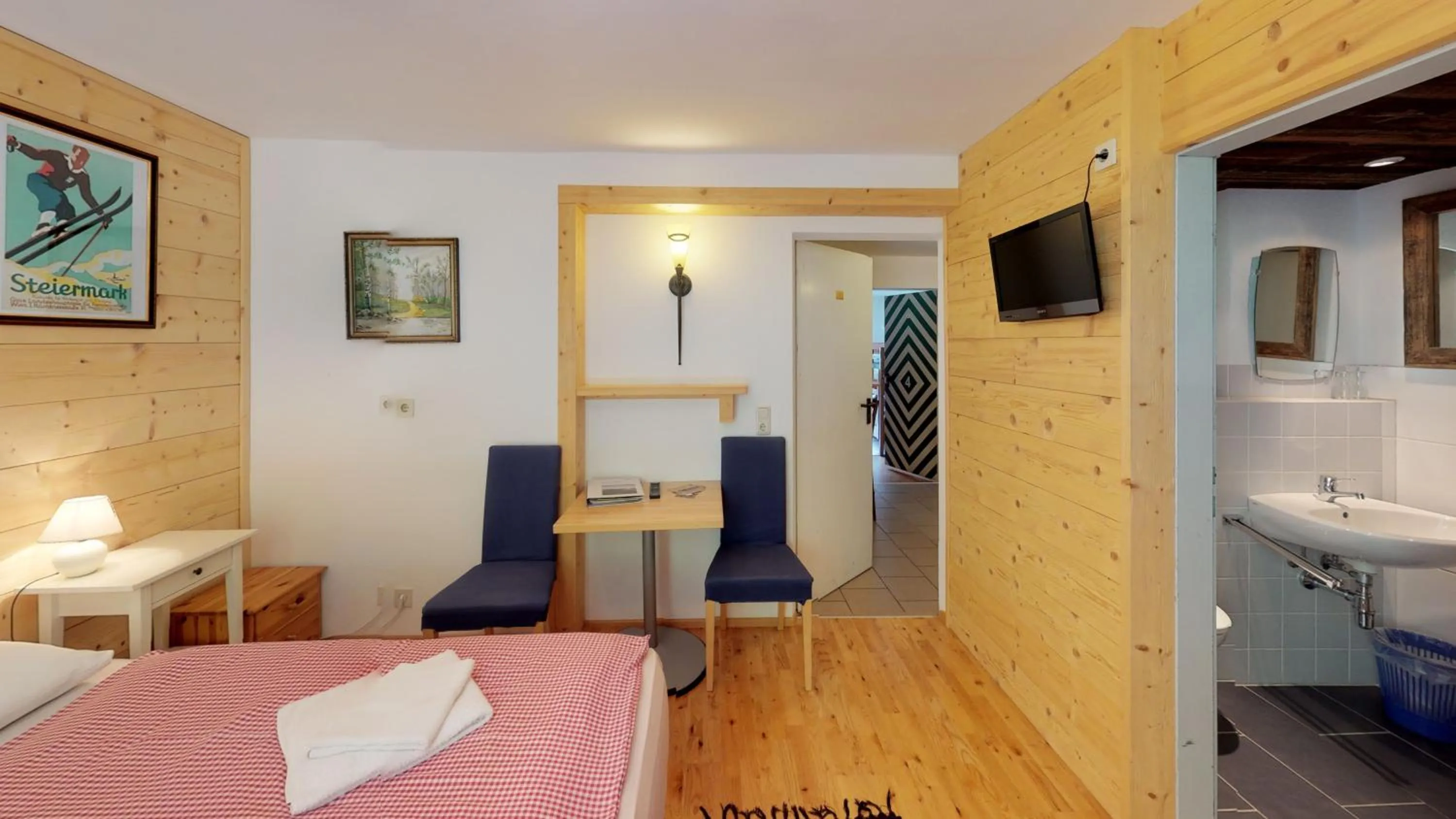 Photo of the whole room, Bed in Alpengasthof Paletti