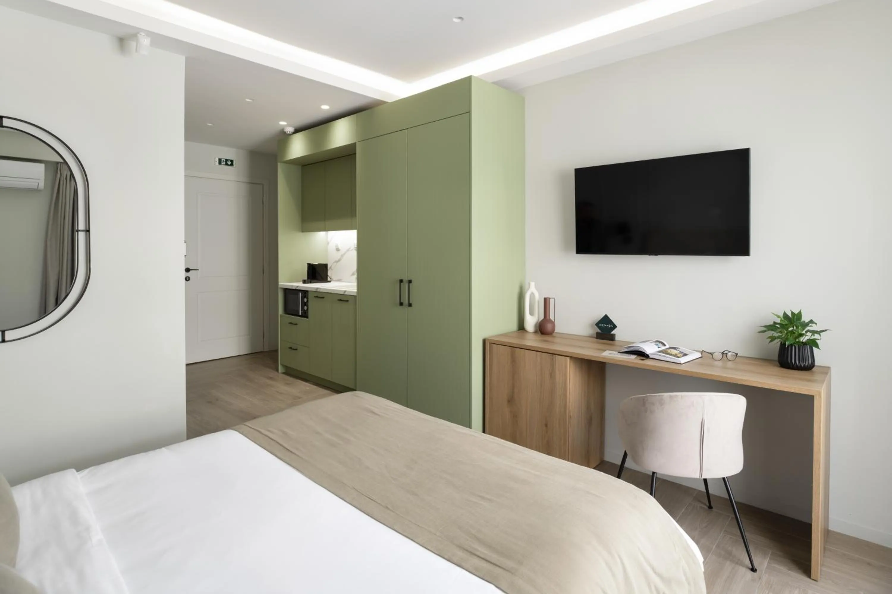 Photo of the whole room, Bed in ASTIKON Xenofontos Suites