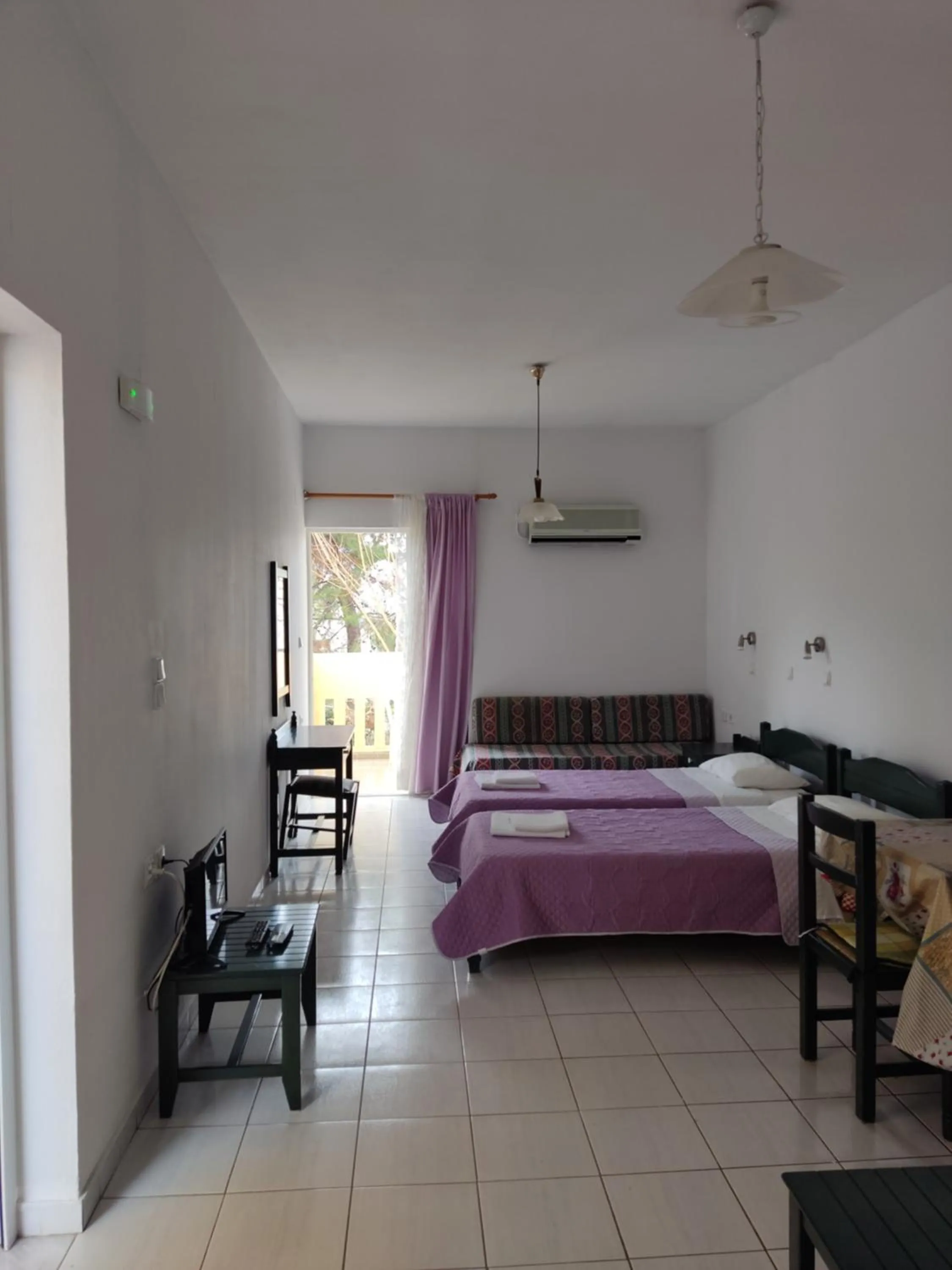 Bedroom, Bed in Zinovia