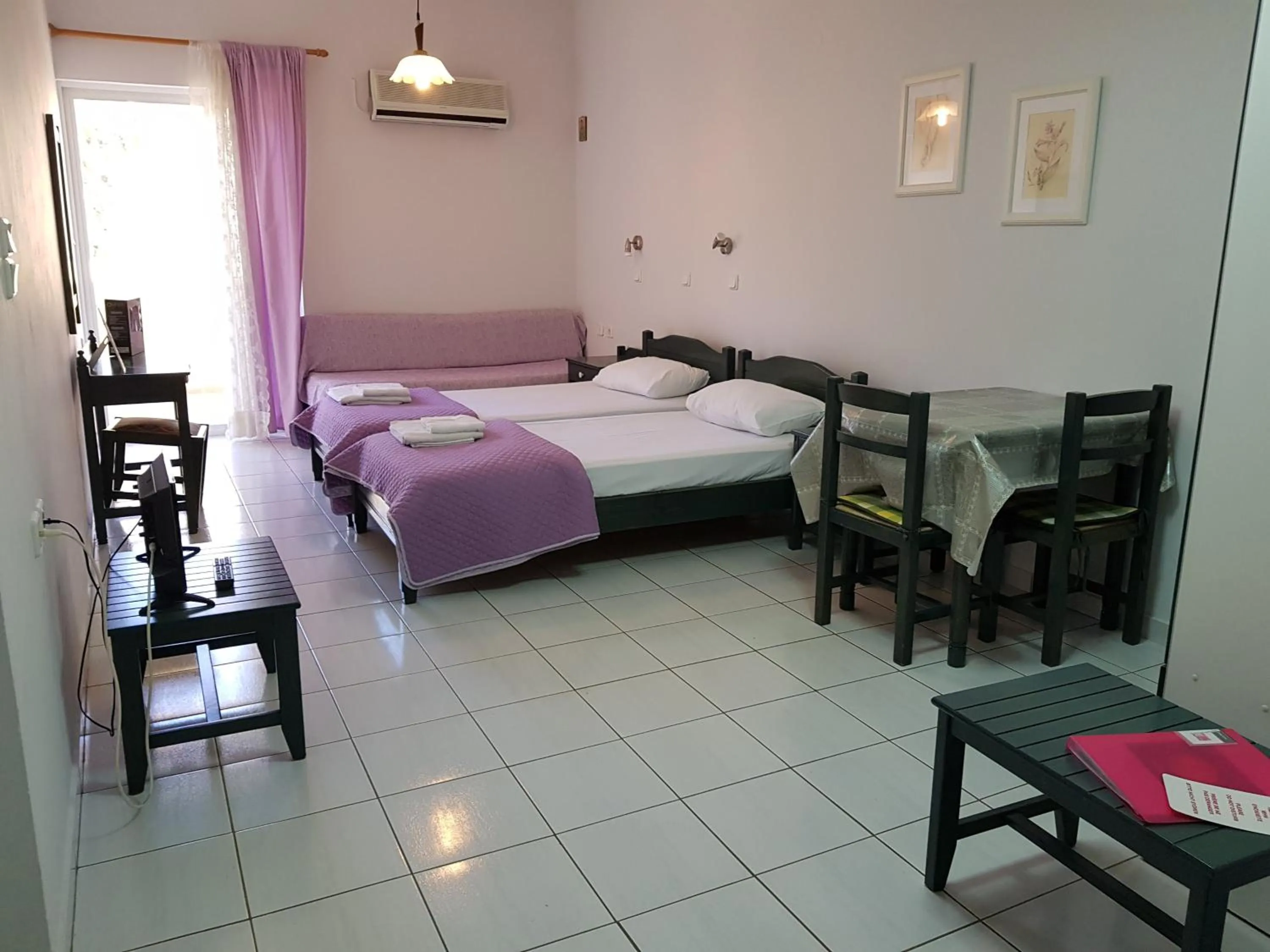 Photo of the whole room, Bed in Zinovia