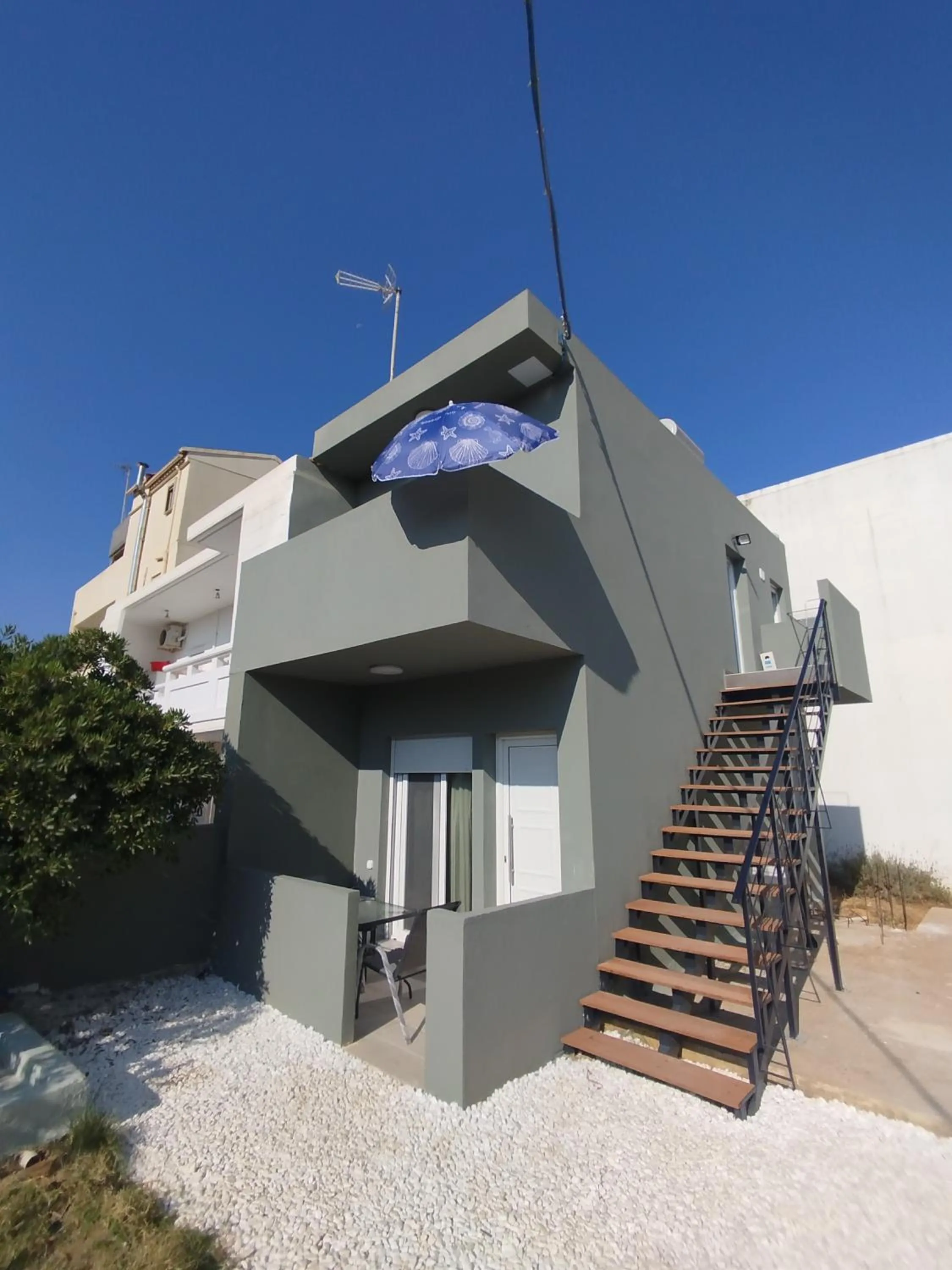 Property building in Zinovia