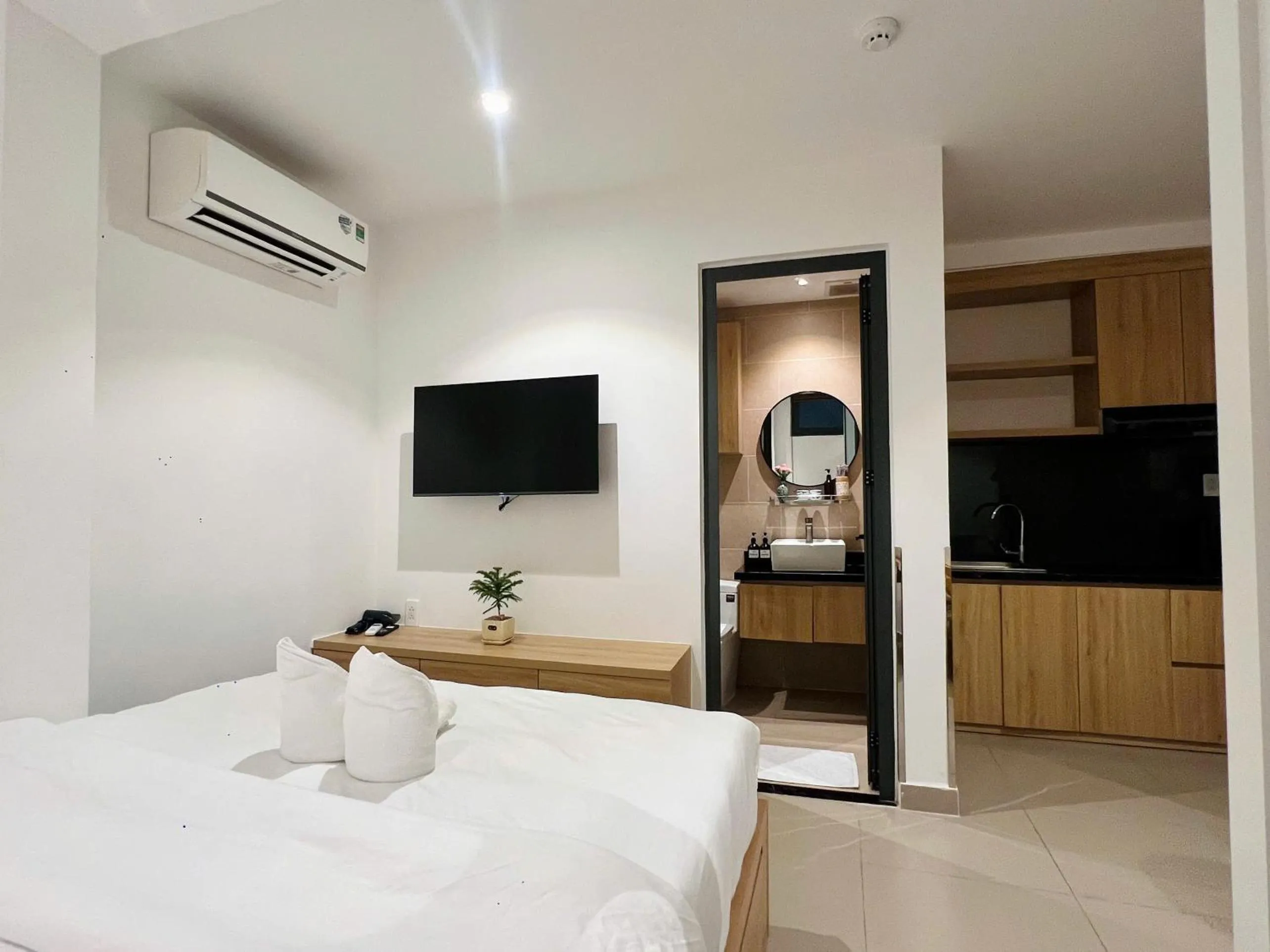 Photo of the whole room, Bed in MIHN SUITES BEN THANH