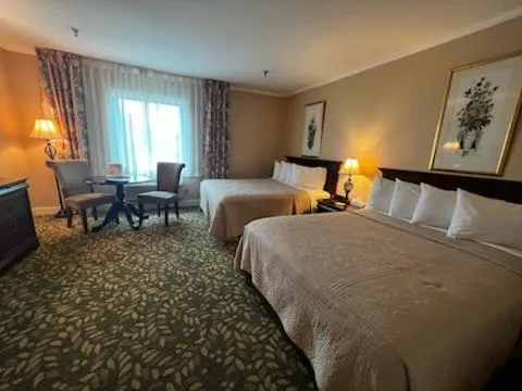 Bedroom, Bed in Historic Summit Inn