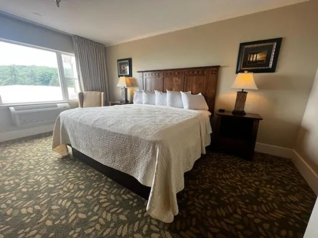 Bed in Historic Summit Inn