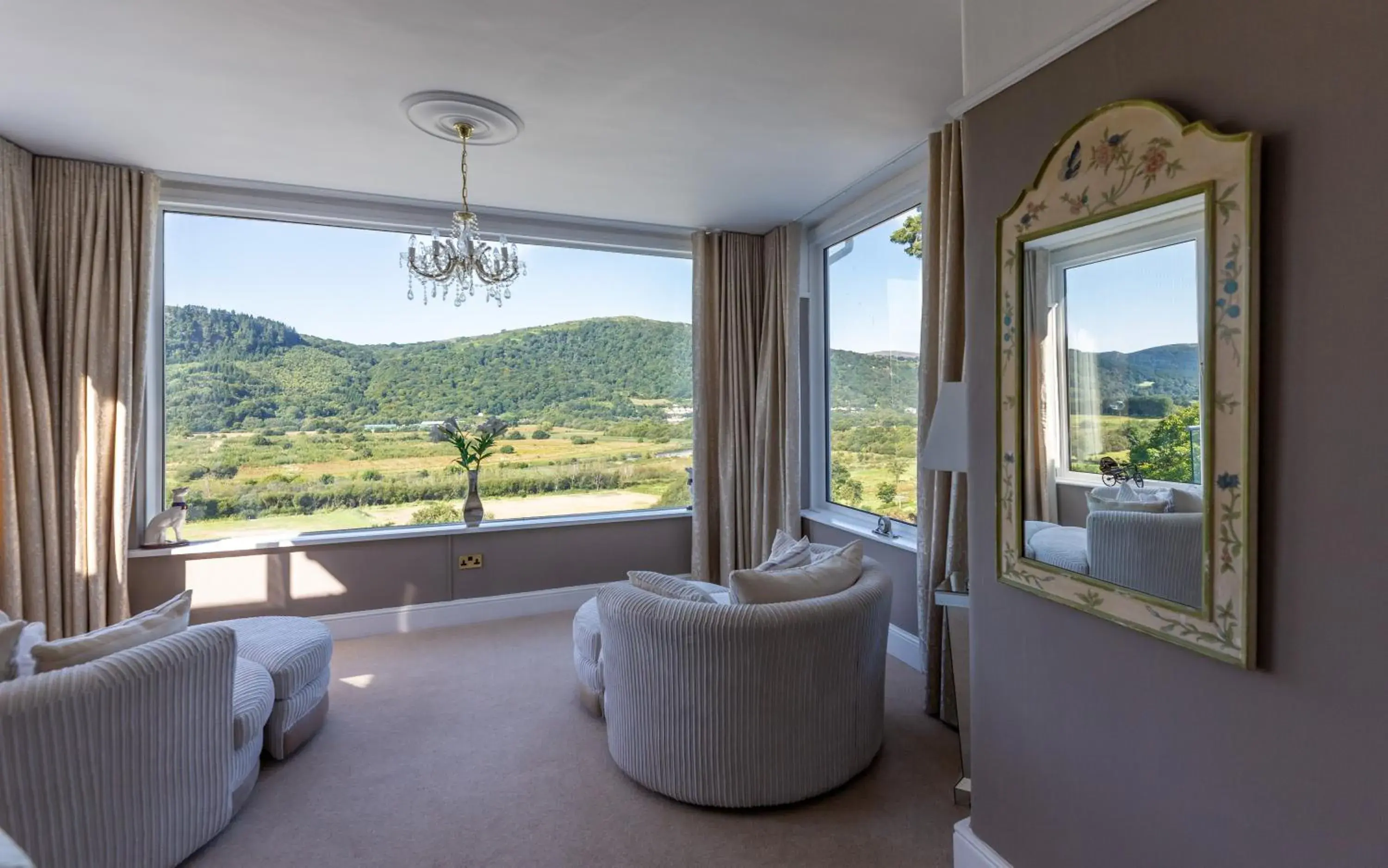 Deluxe Suite with Mountain View in Plas Maenan Deluxe Suite with Mountain View in Plas Maenan