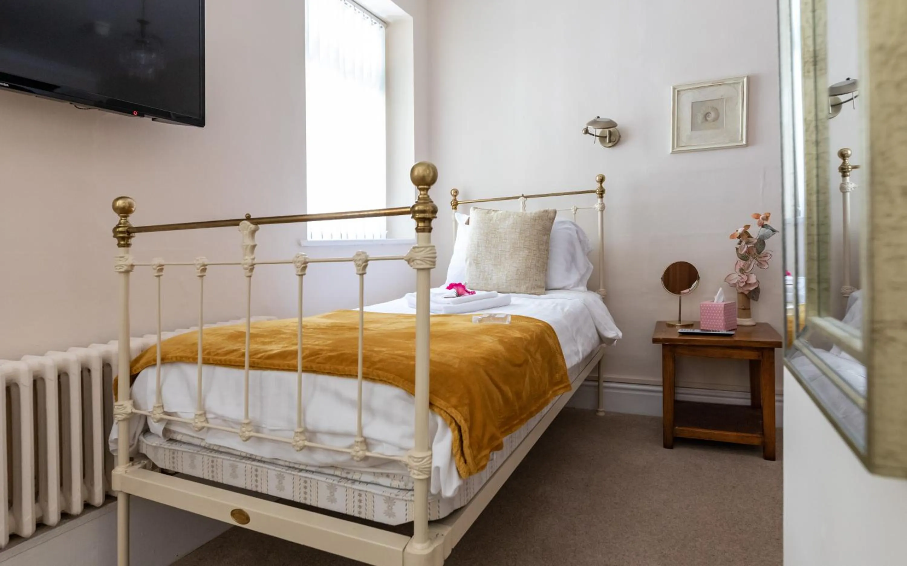 Bedroom, Bed in Plas Maenan