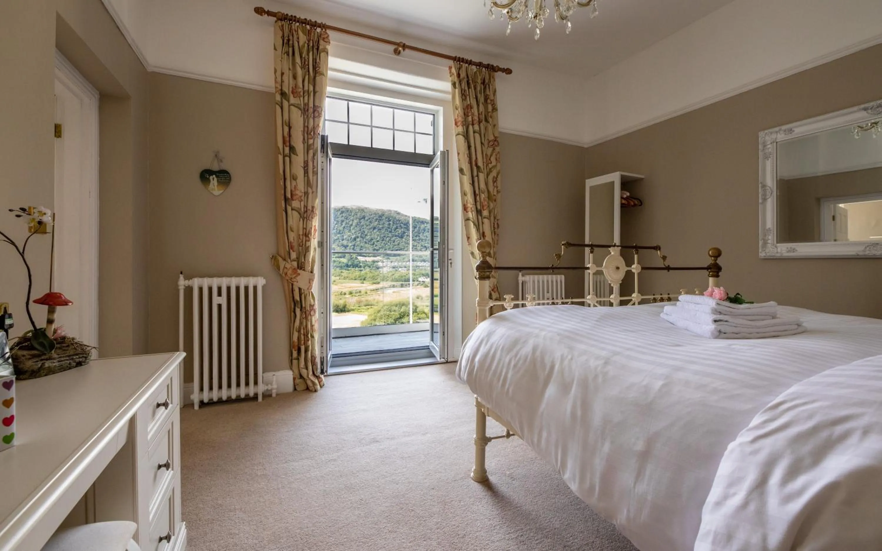 Bedroom, Bed in Plas Maenan