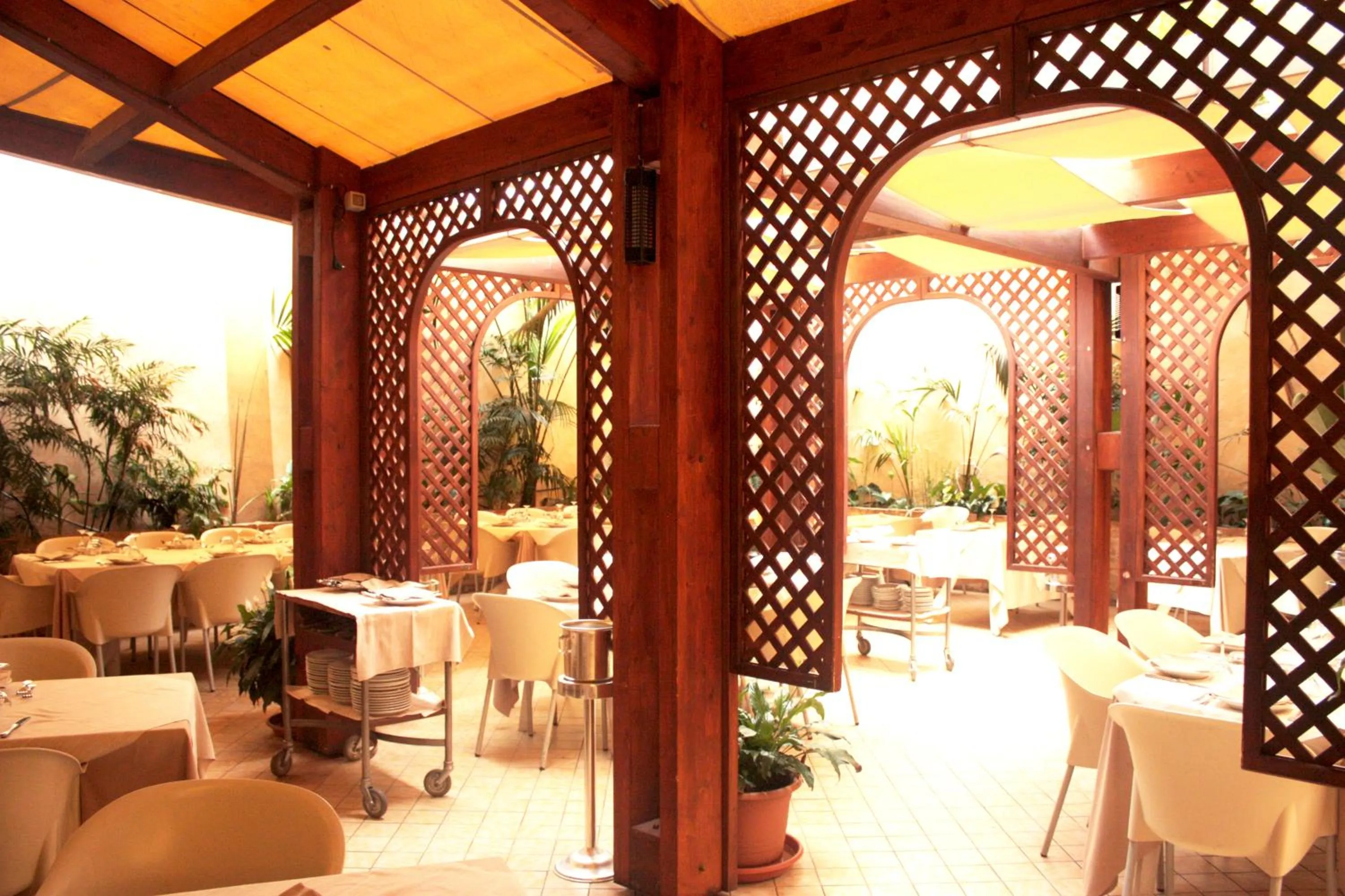 Restaurant/places to eat in Hotel Flora