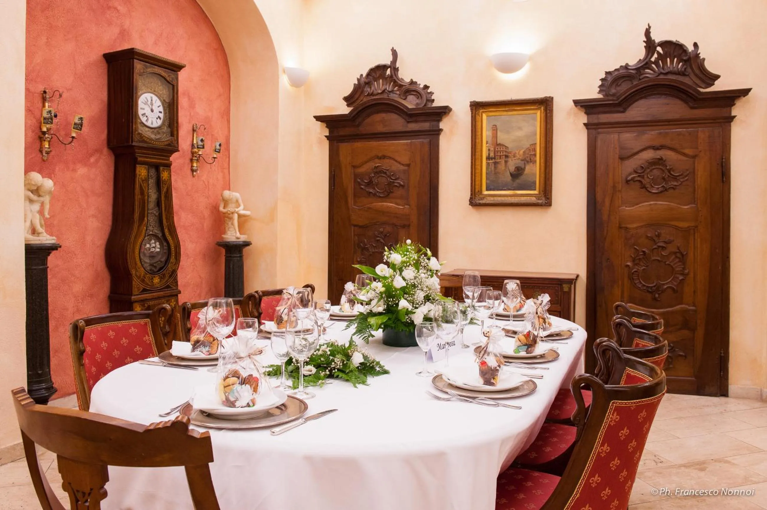 Restaurant/places to eat in Hotel Flora