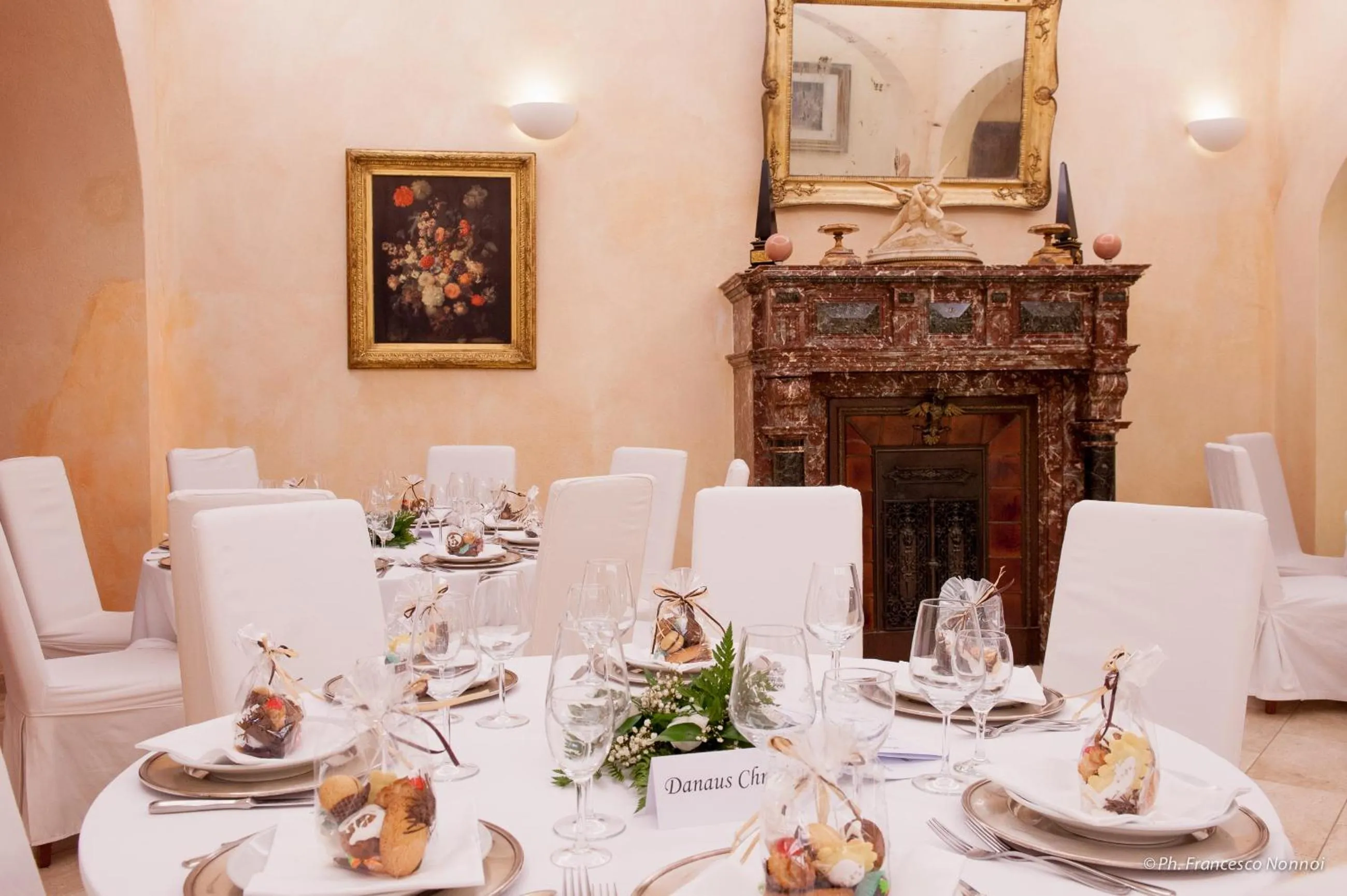 Restaurant/places to eat in Hotel Flora