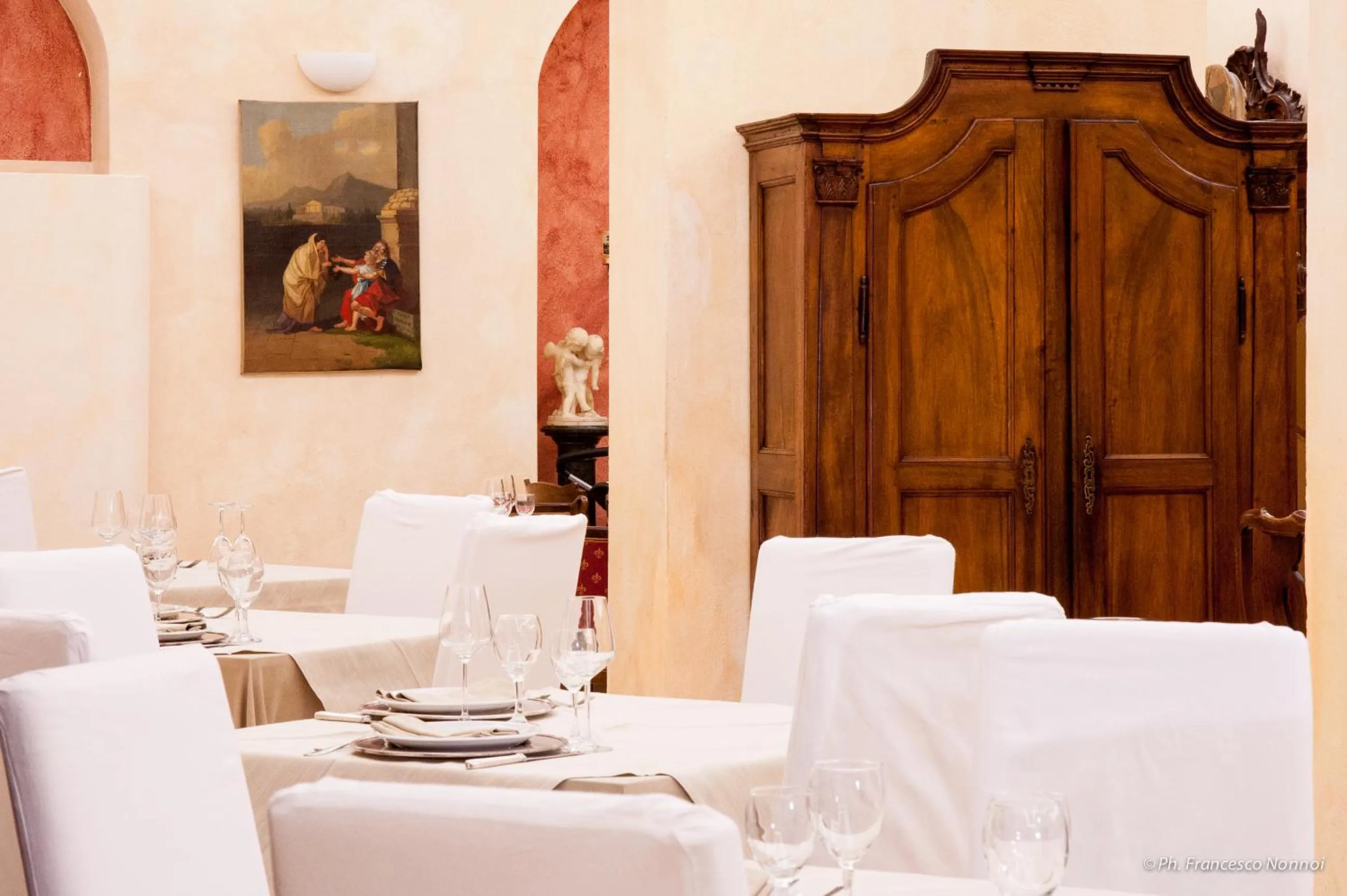 Restaurant/places to eat in Hotel Flora