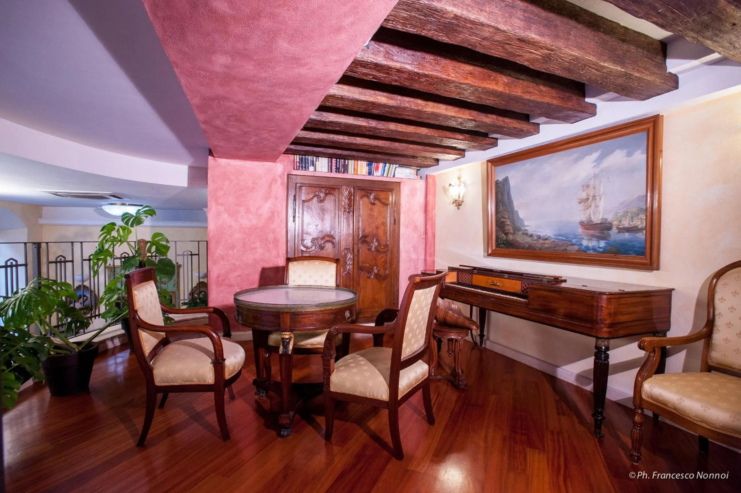 Communal lounge/ TV room in Hotel Flora