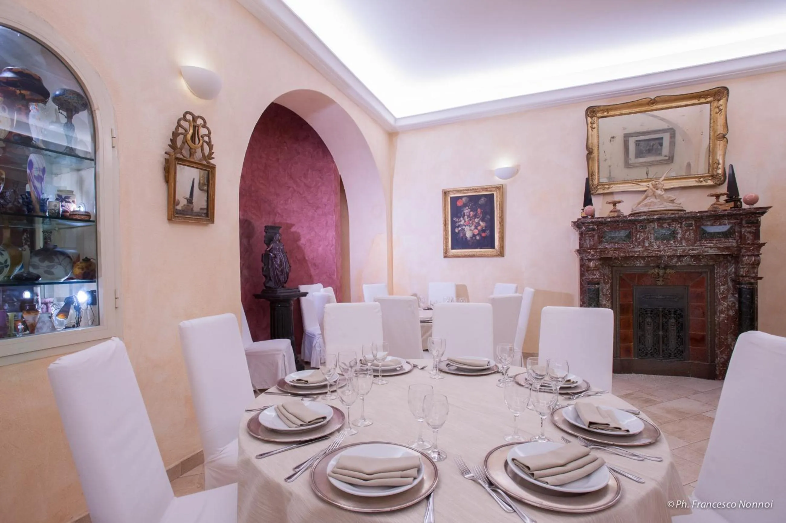 Restaurant/places to eat in Hotel Flora