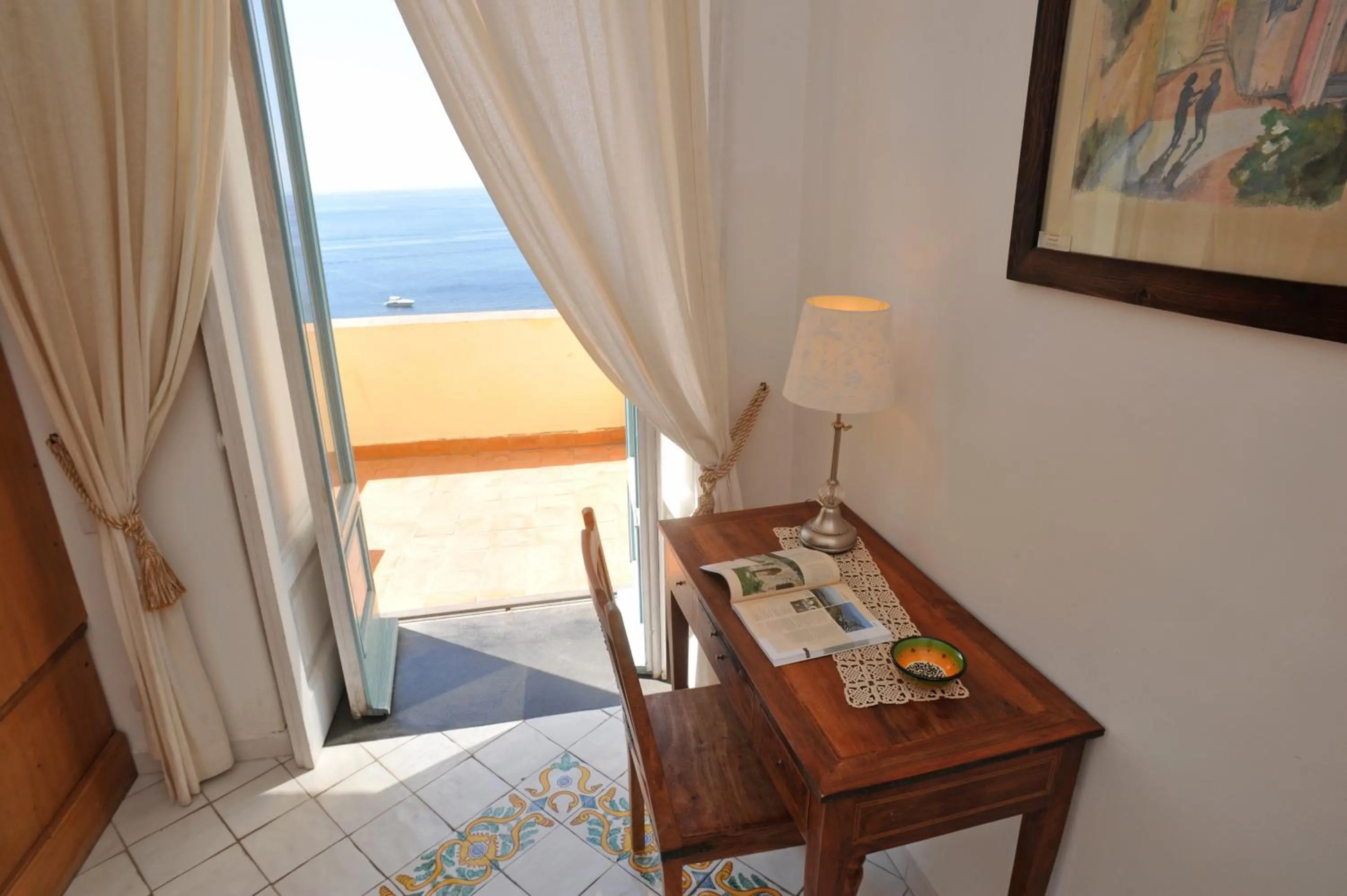 Seating area in Hotel La Casa sul Mare