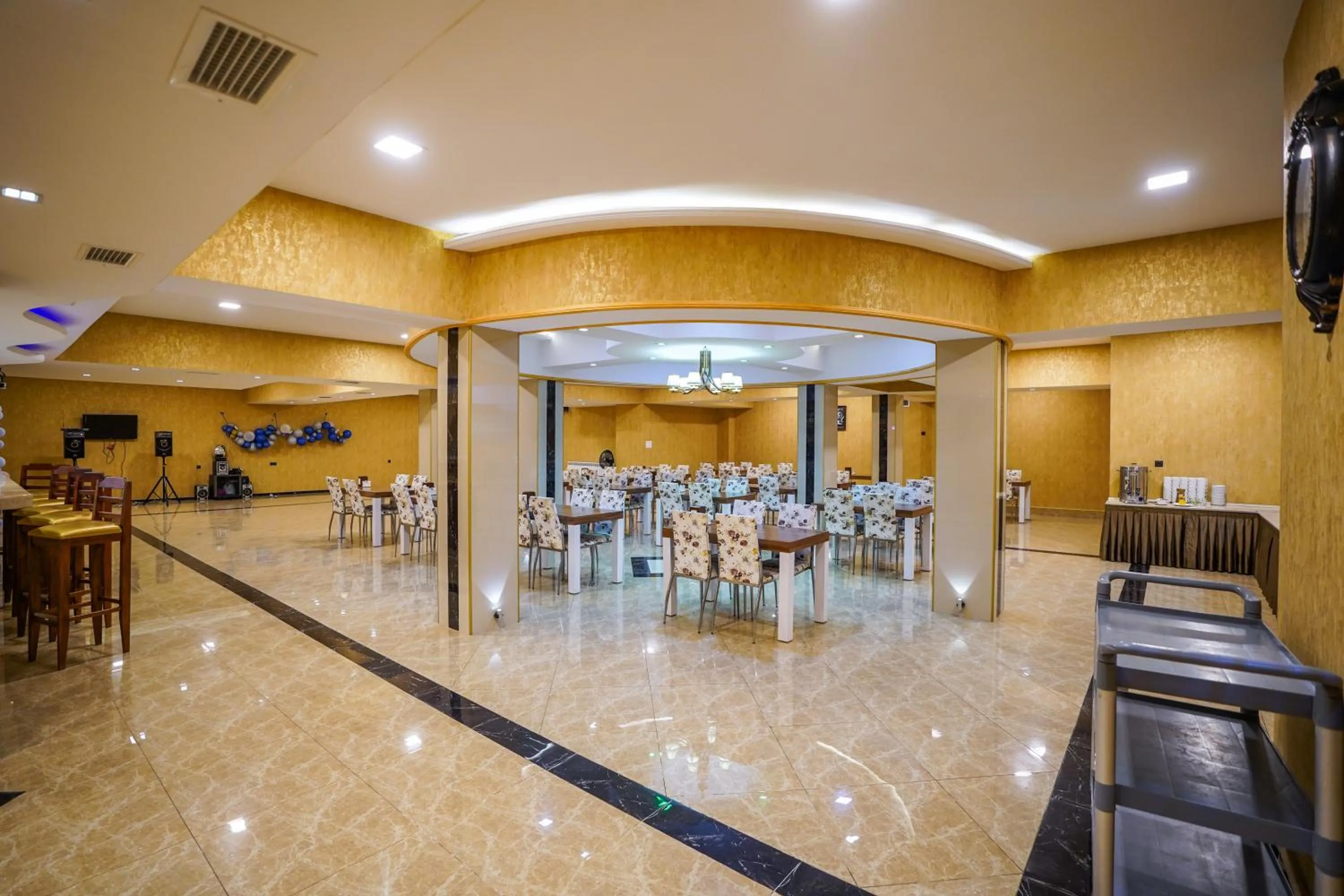 Restaurant/places to eat in Natali Hotel