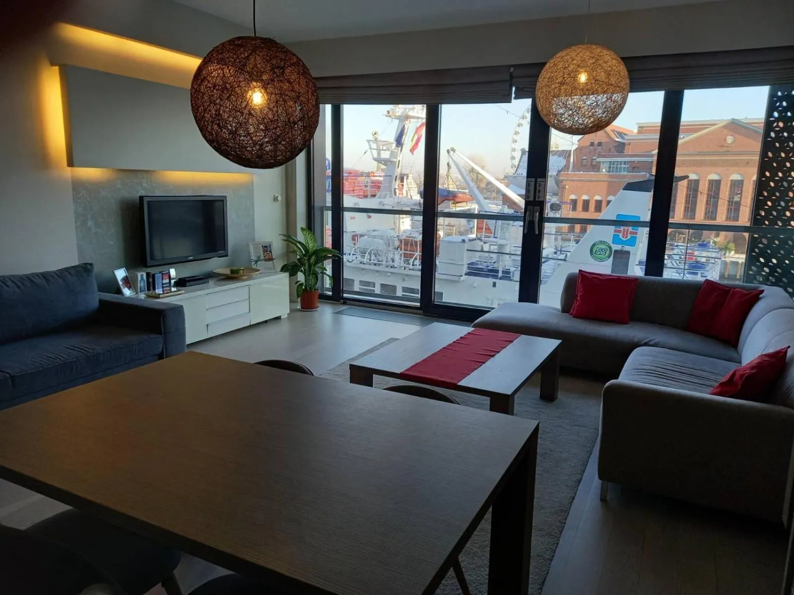 Communal lounge/ TV room in Apartment with an Amazing View