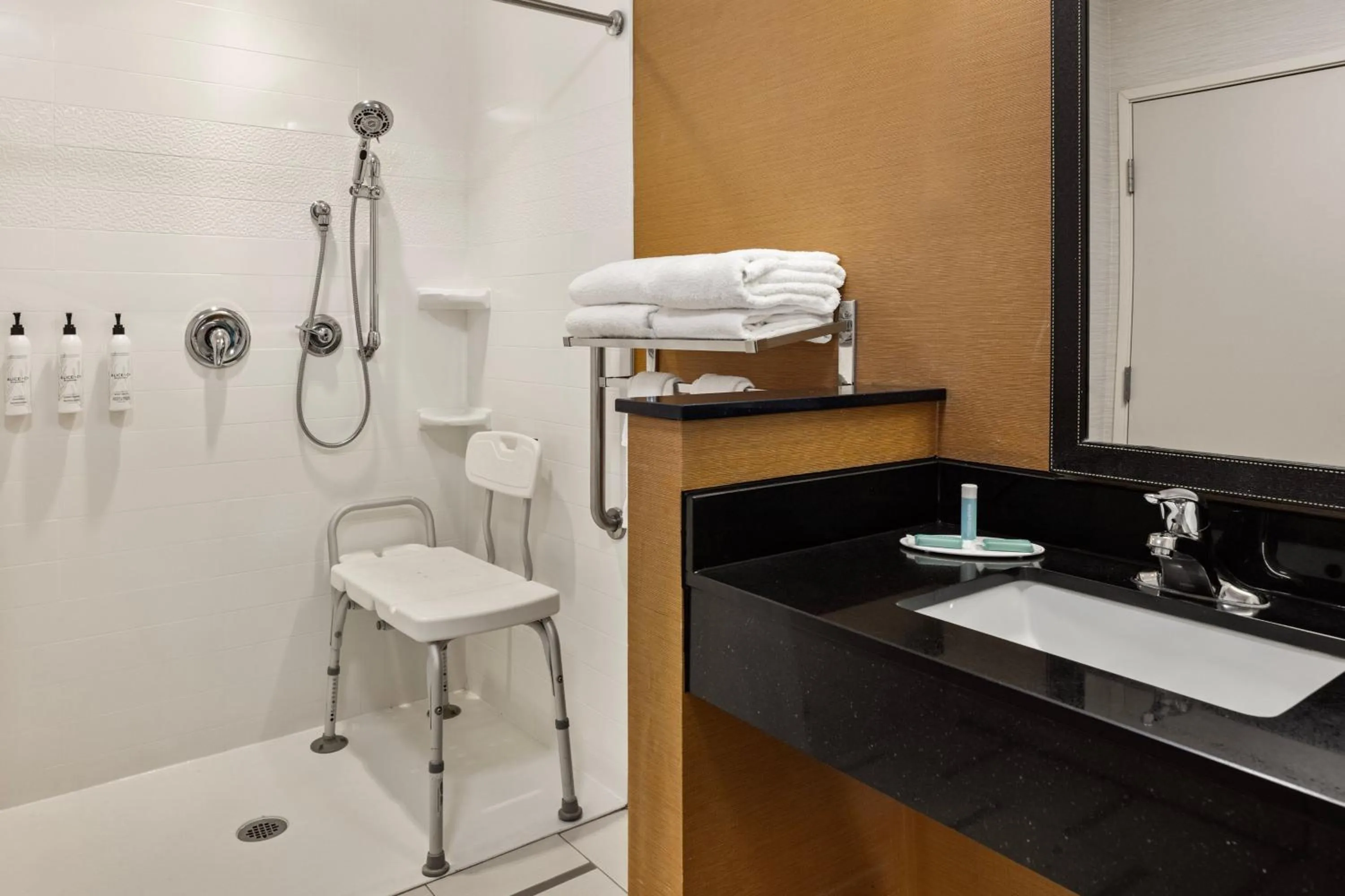 Bathroom in Fairfield Inn & Suites by Marriott Waterloo Cedar Falls