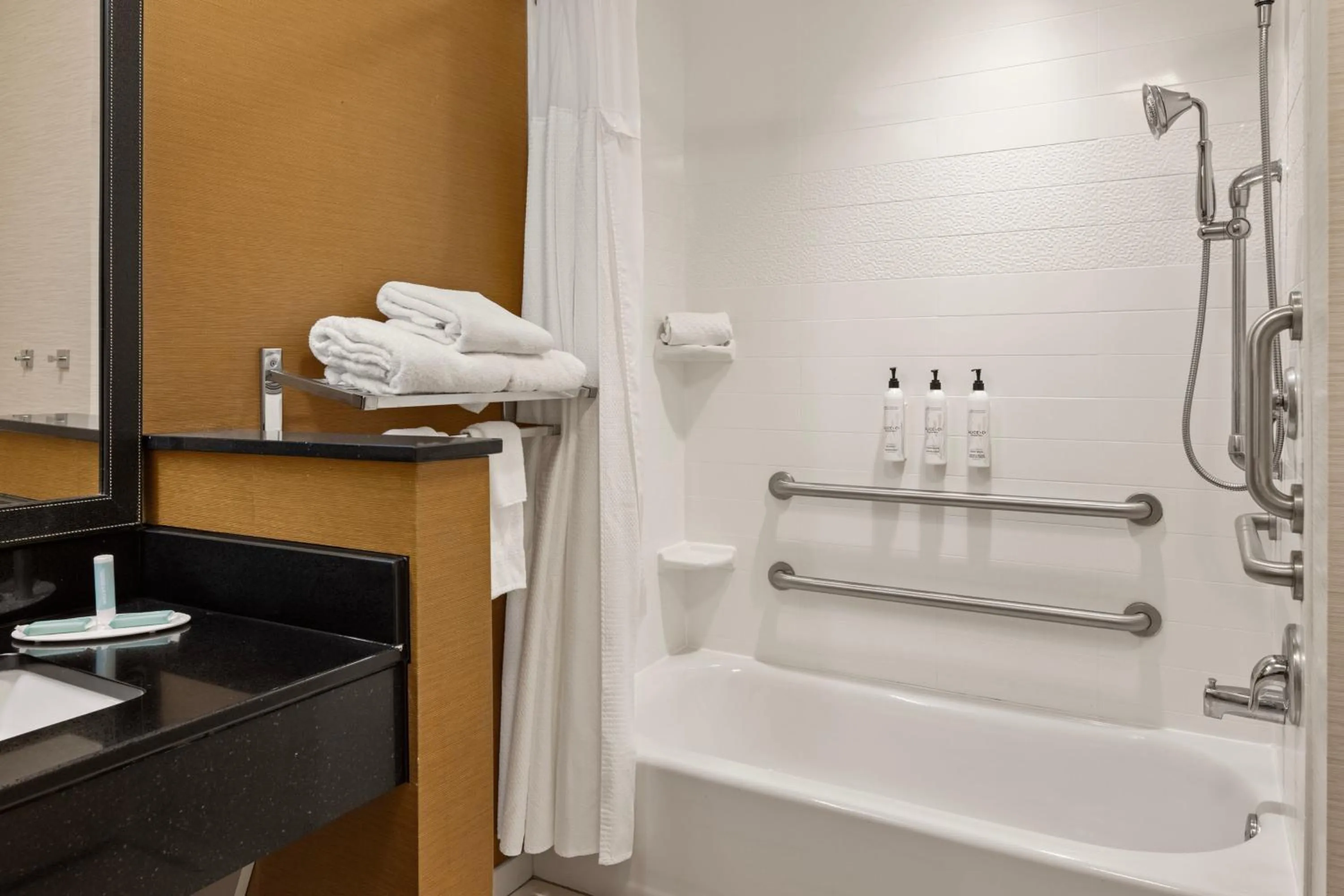 Bathroom in Fairfield Inn & Suites by Marriott Waterloo Cedar Falls