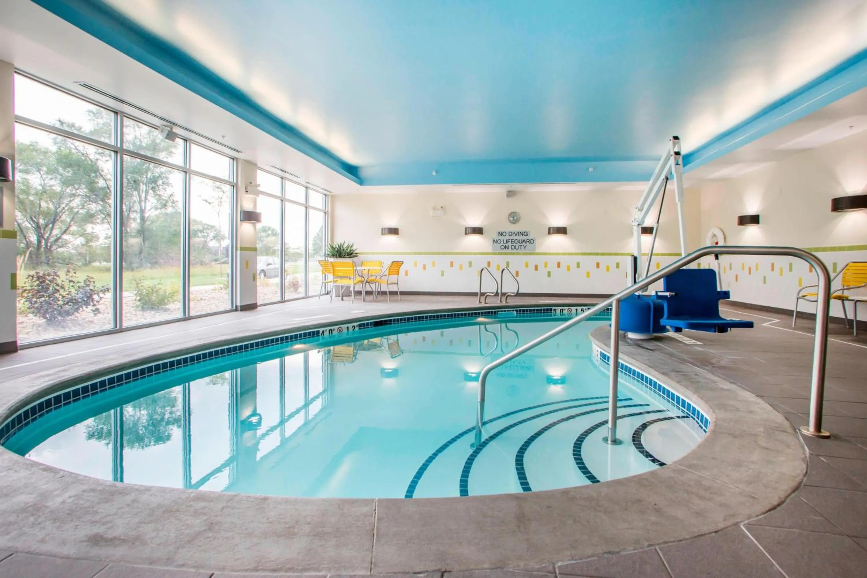 Swimming pool in Fairfield Inn & Suites by Marriott Waterloo Cedar Falls