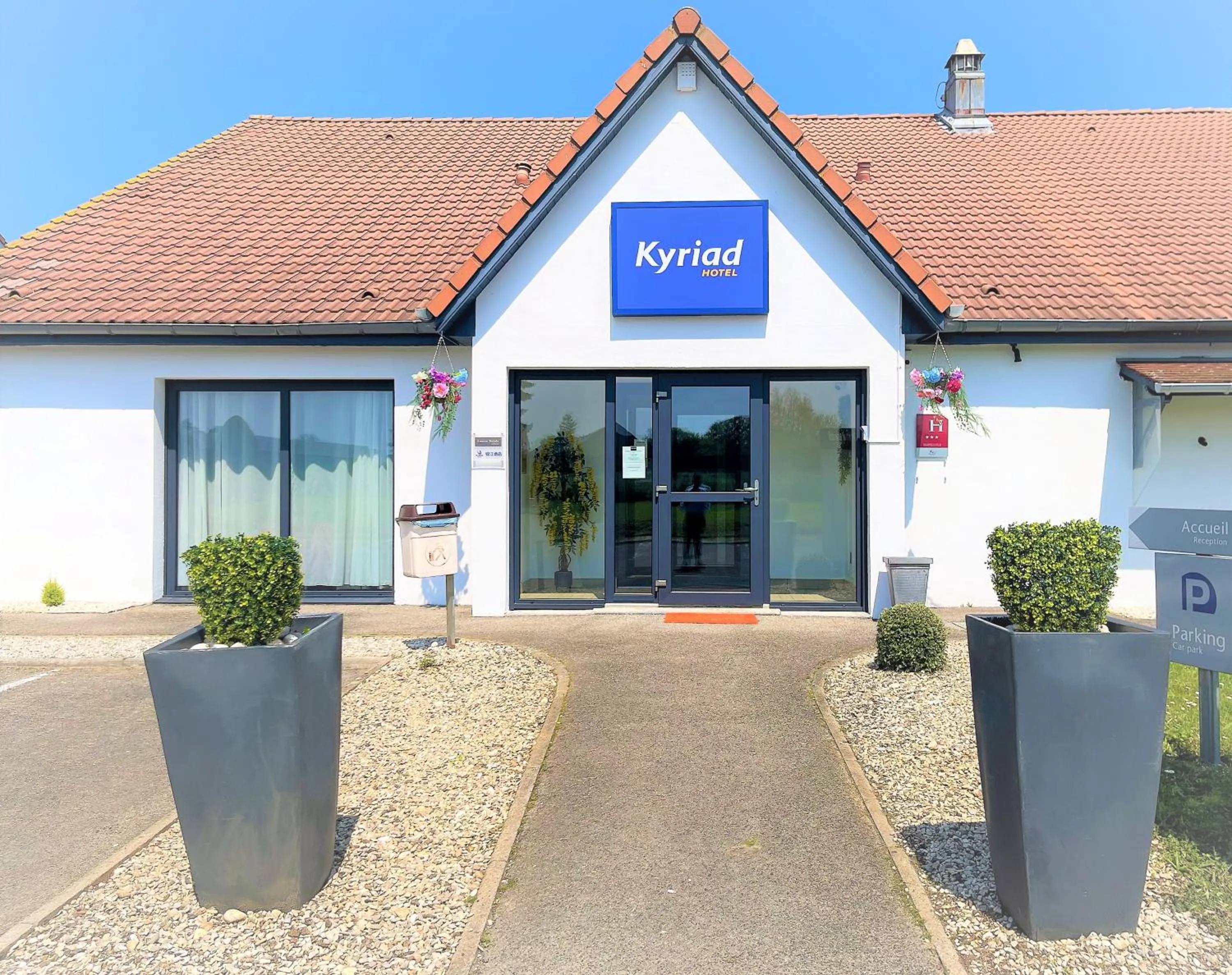 Property building in Hôtel Restaurant Kyriad de Péronne