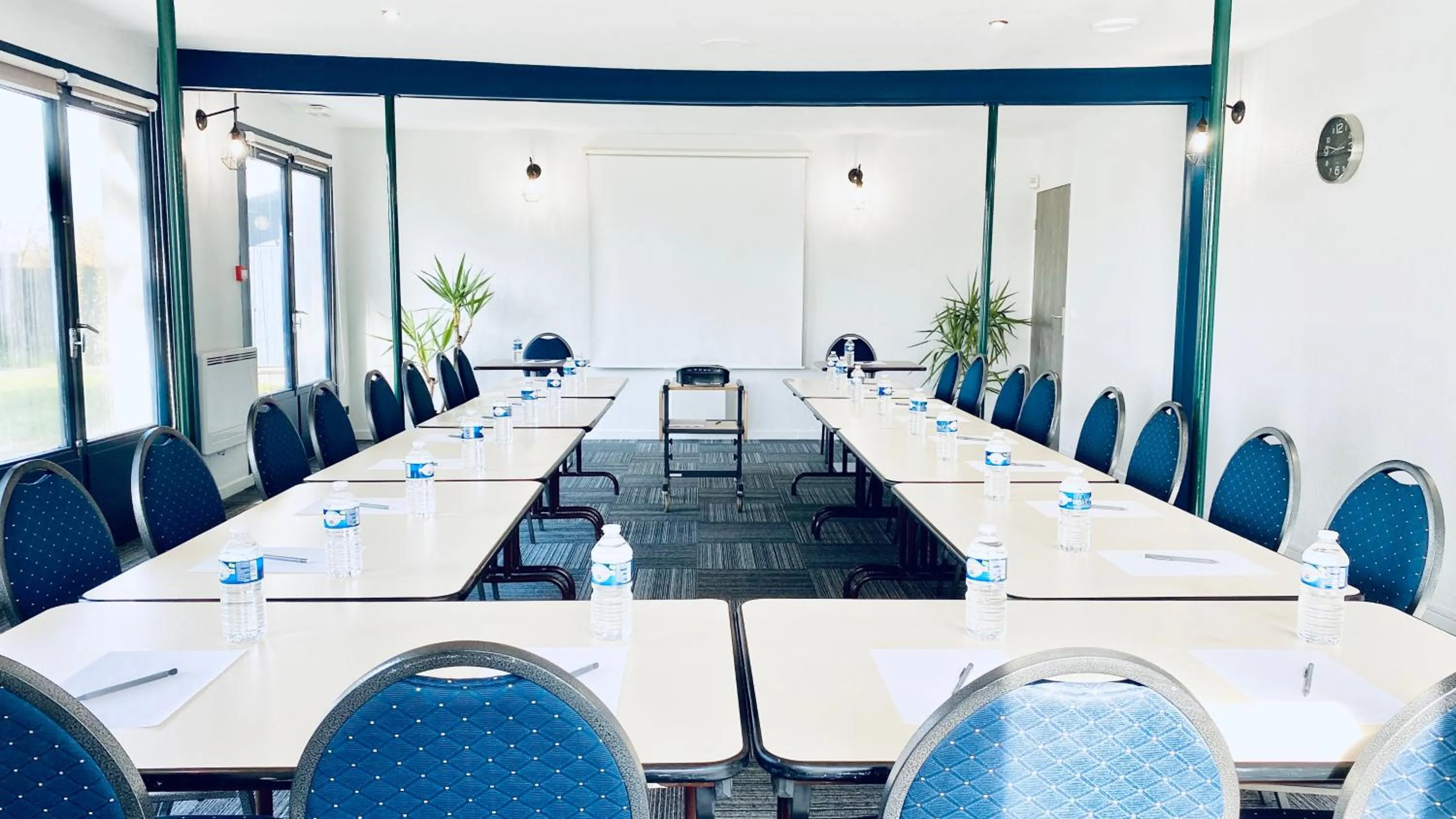 Meeting/conference room in Hôtel Restaurant Kyriad de Péronne