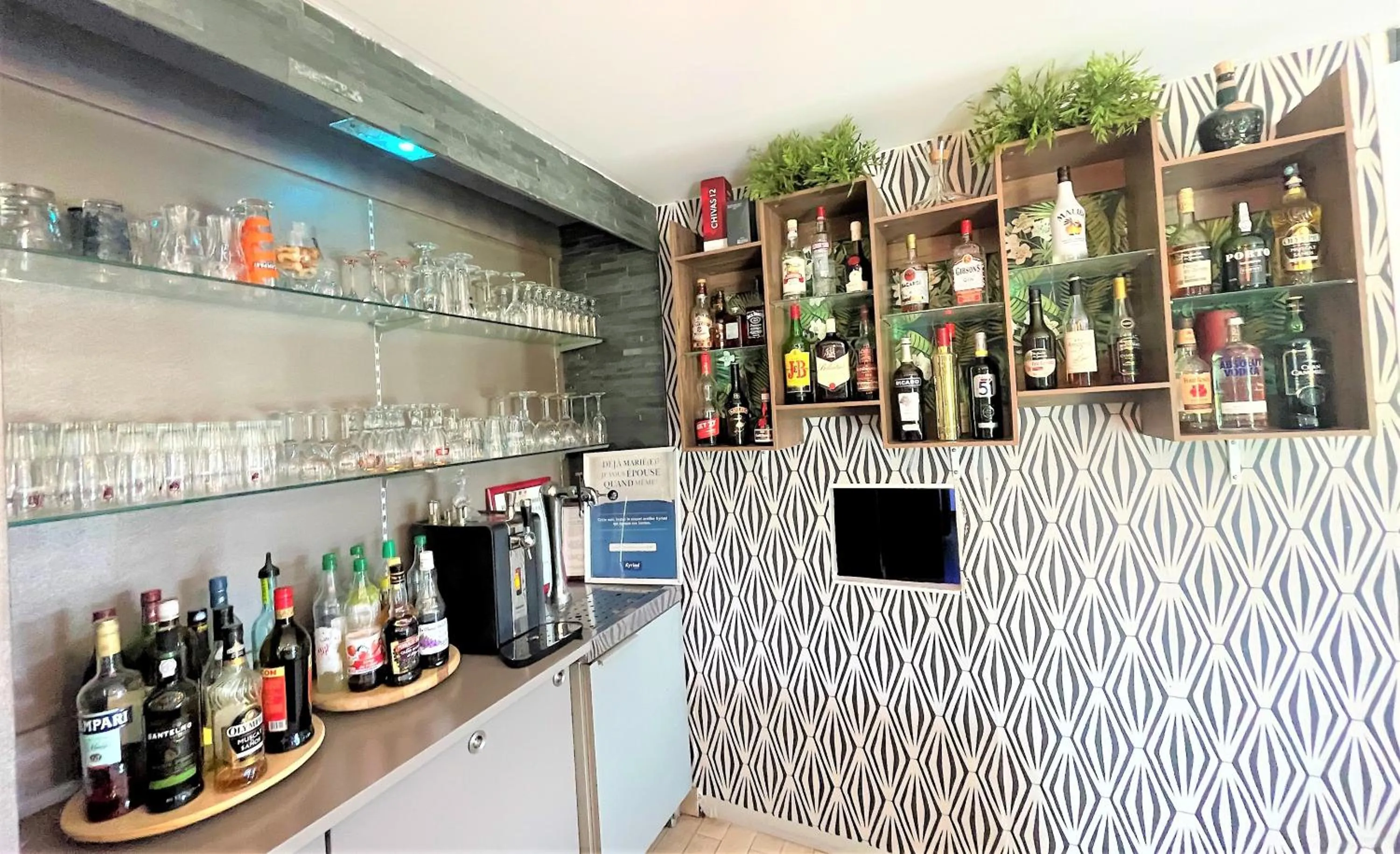 Lounge or bar in Hôtel Restaurant Kyriad de Péronne