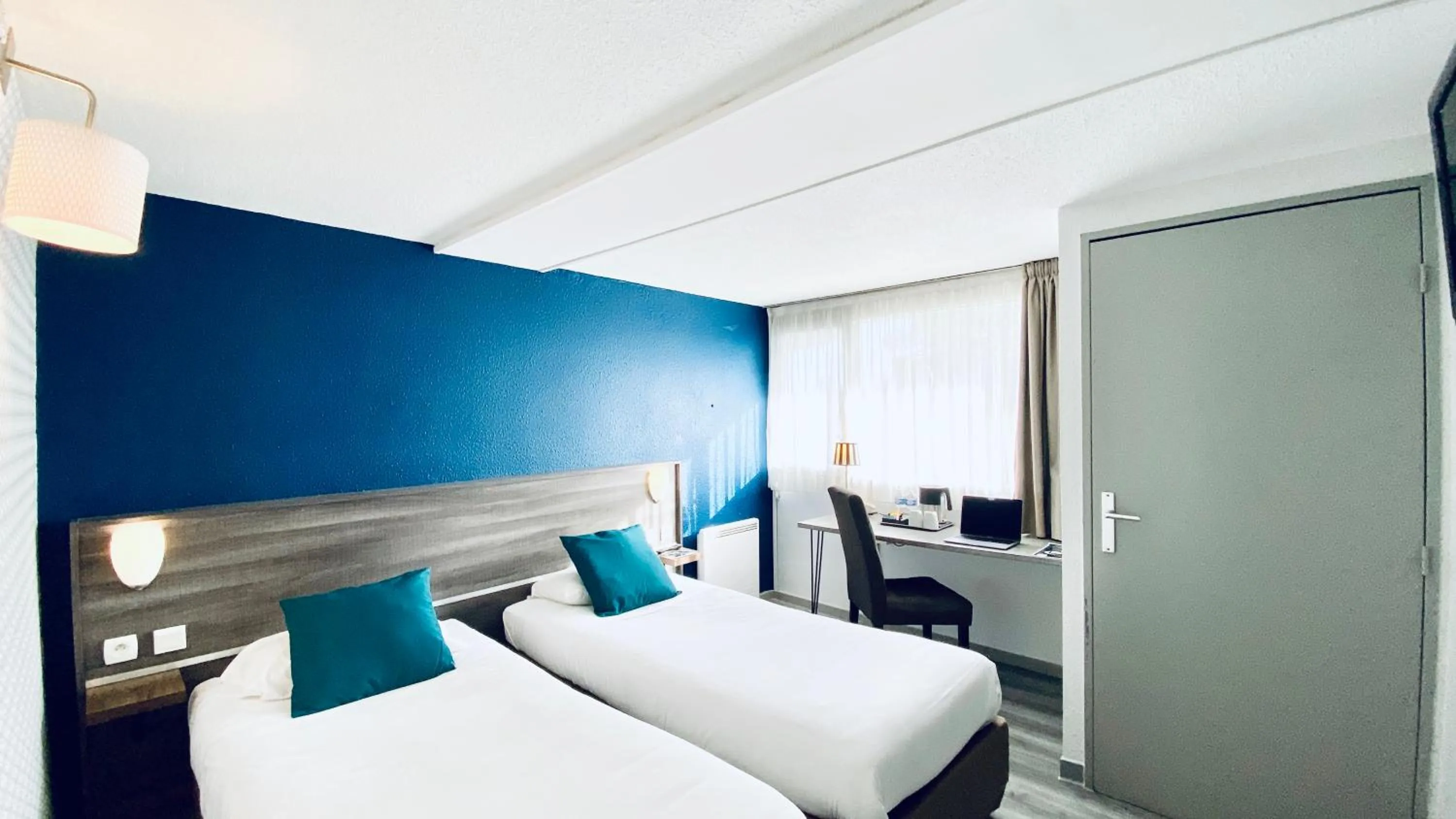 Bed in Hôtel Restaurant Kyriad de Péronne