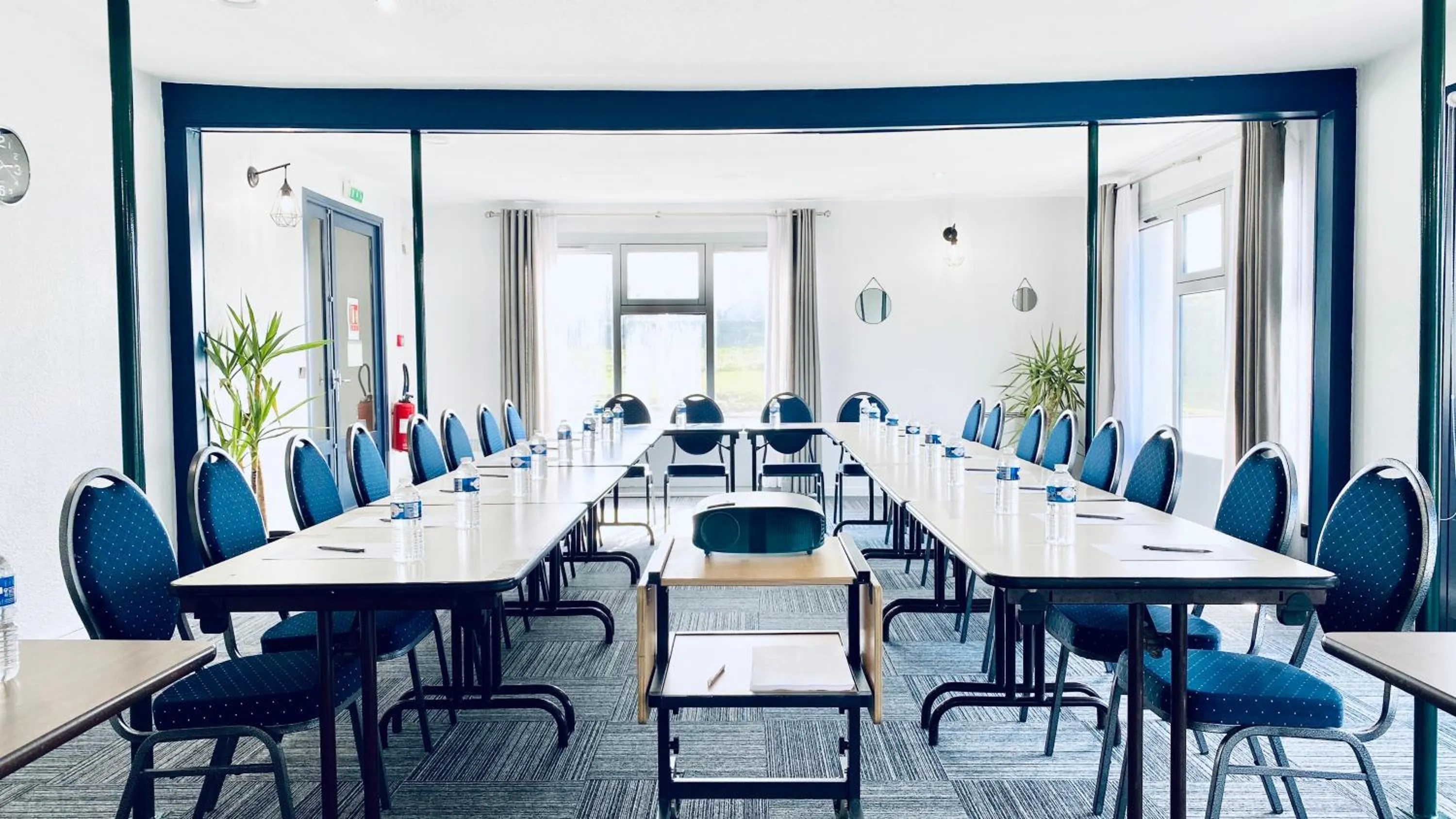 Meeting/conference room in Hôtel Restaurant Kyriad de Péronne