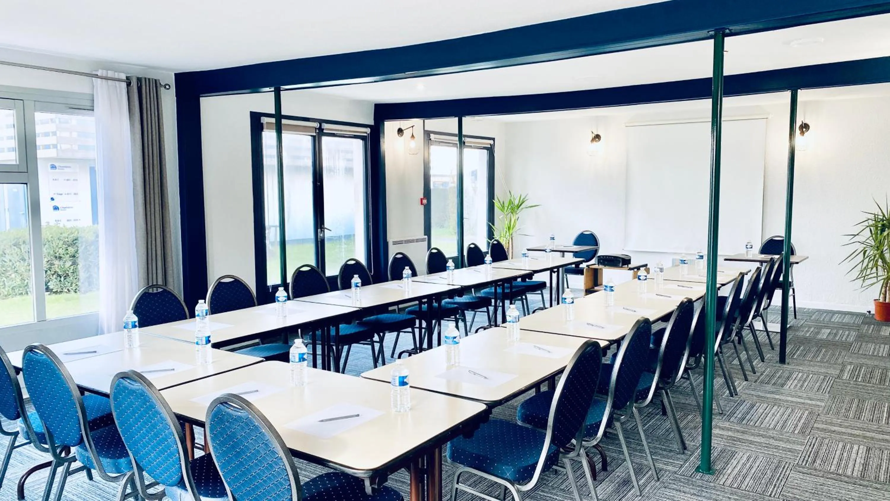 Meeting/conference room in Hôtel Restaurant Kyriad de Péronne