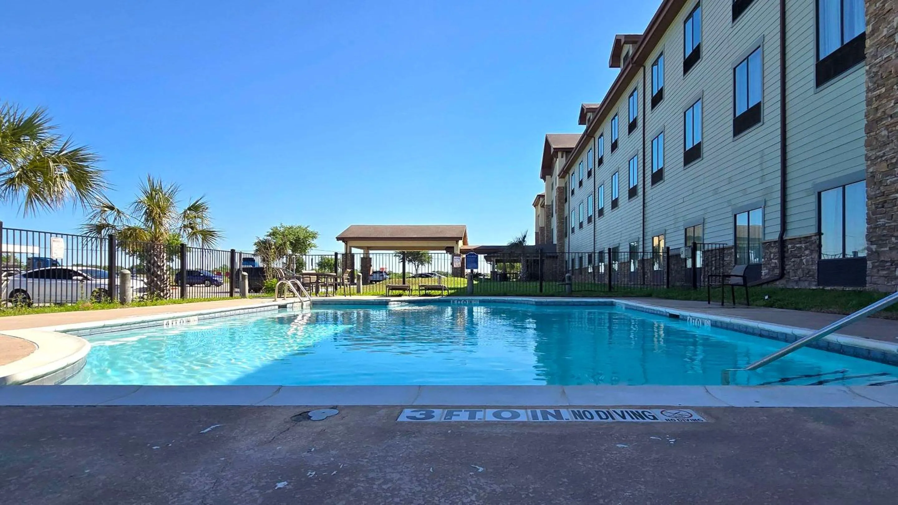 Swimming pool in Comfort Inn & Suites