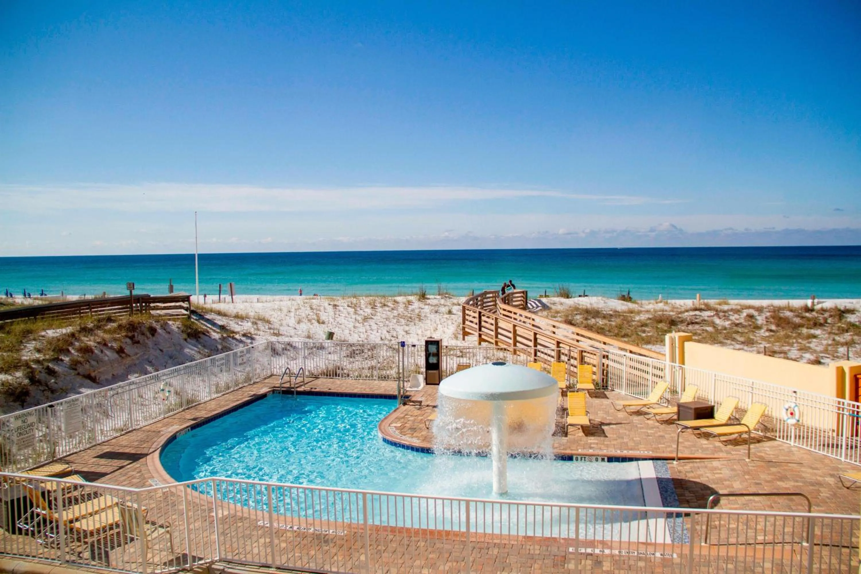Swimming pool in Fairfield Inn & Suites by Marriott Fort Walton Beach-West Destin