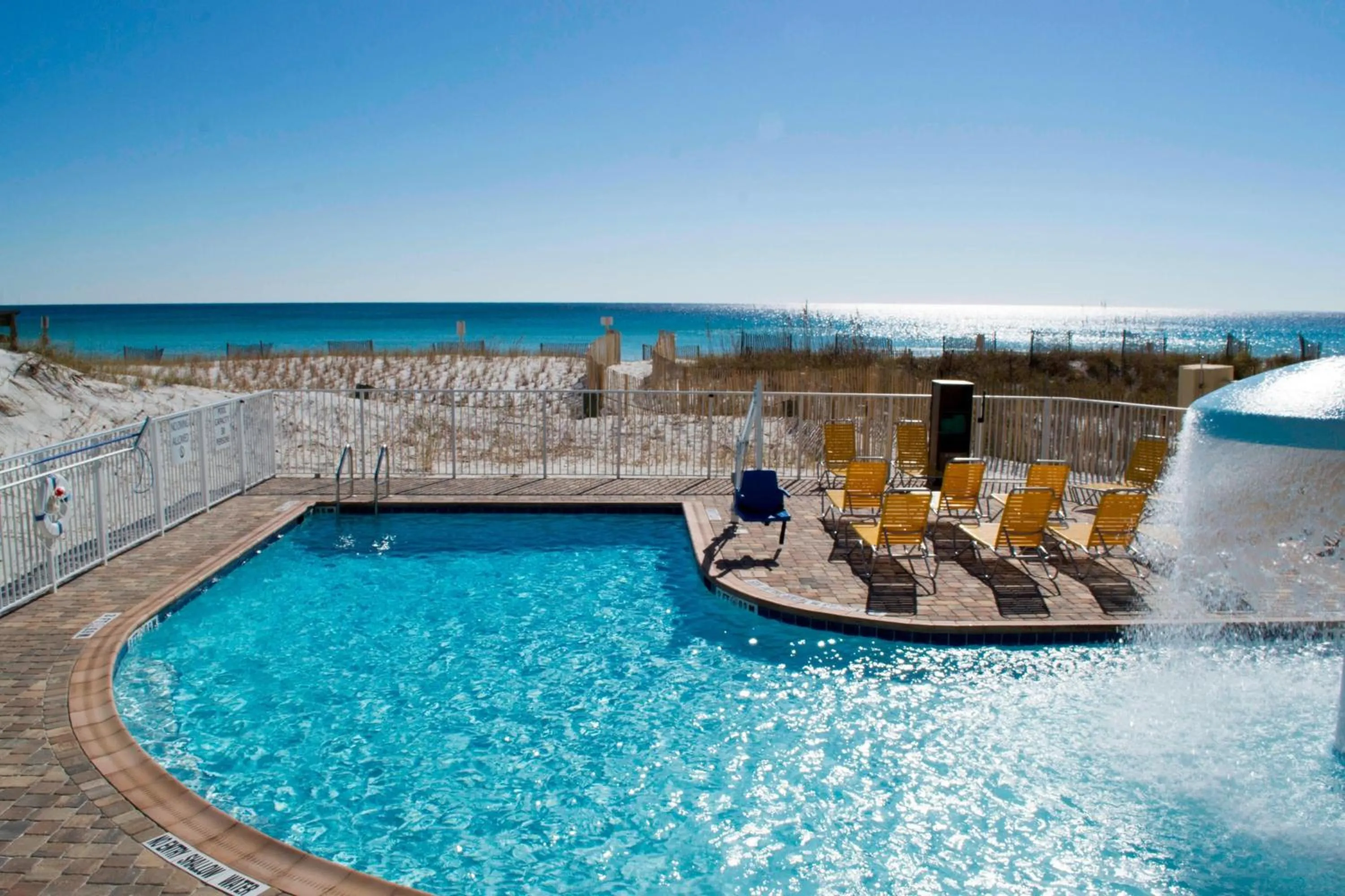 Swimming pool in Fairfield Inn & Suites by Marriott Fort Walton Beach-West Destin