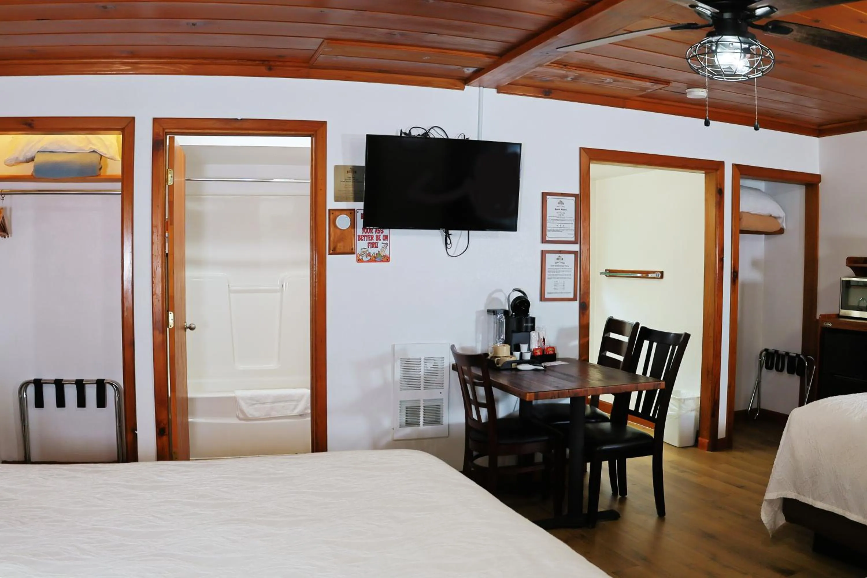 Photo of the whole room, Bed in Park Motel and Cabins