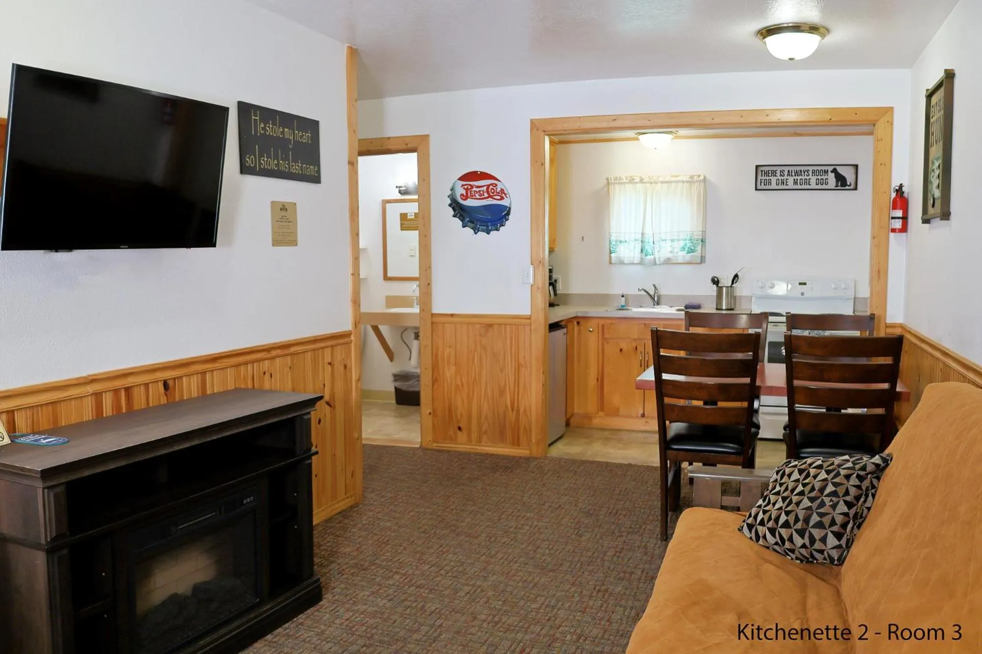 Communal lounge/ TV room in Park Motel and Cabins