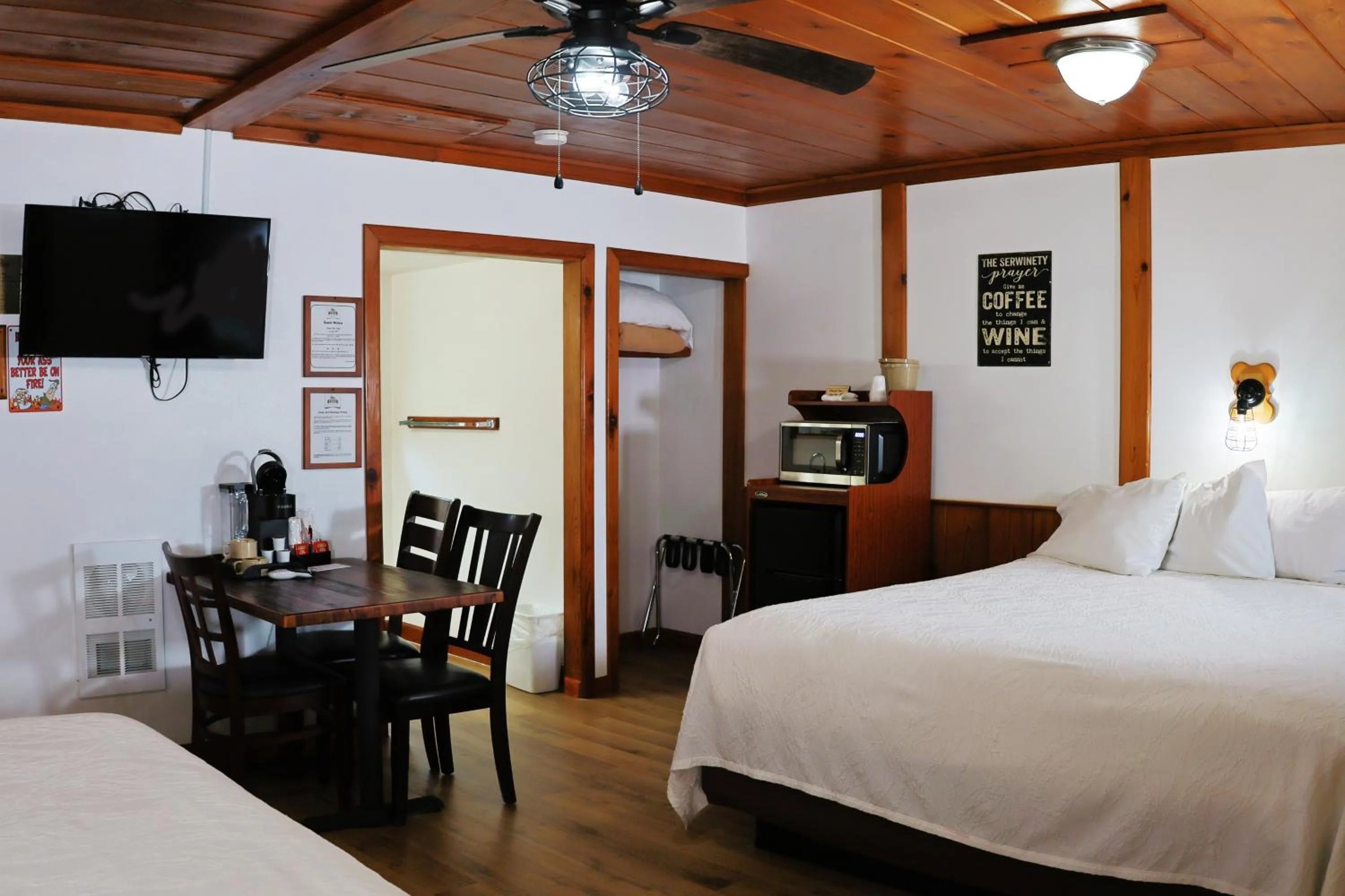 Bed in Park Motel and Cabins