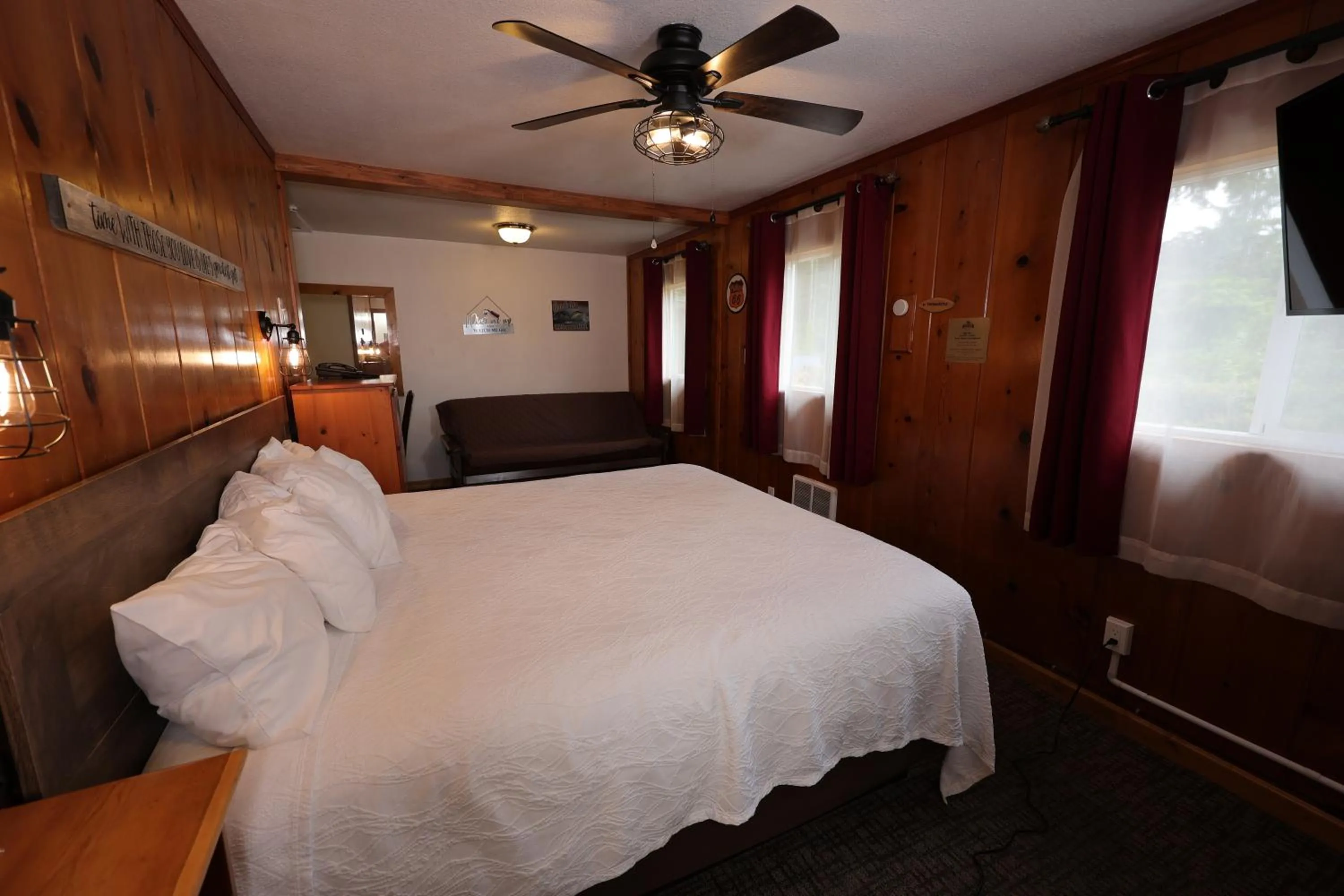 Bed in Park Motel and Cabins