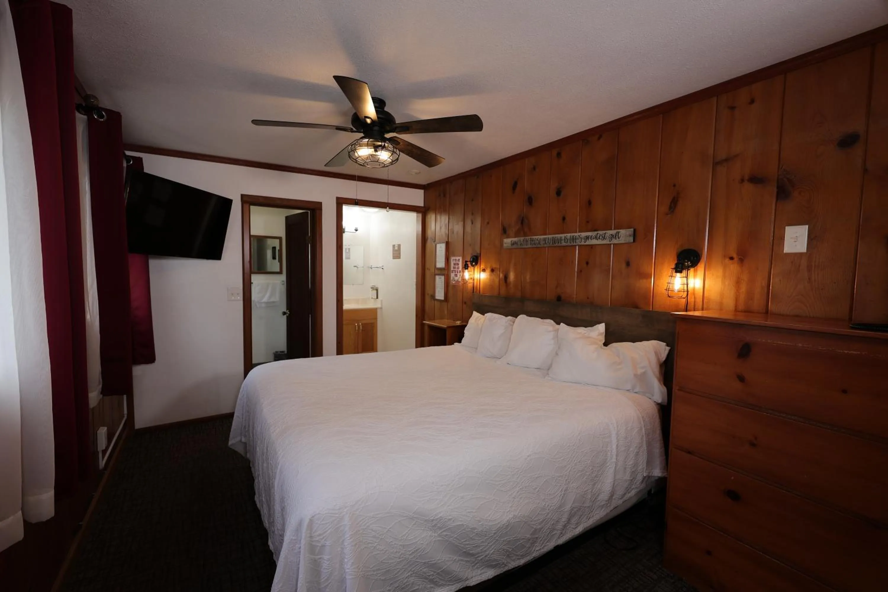 Bed in Park Motel and Cabins