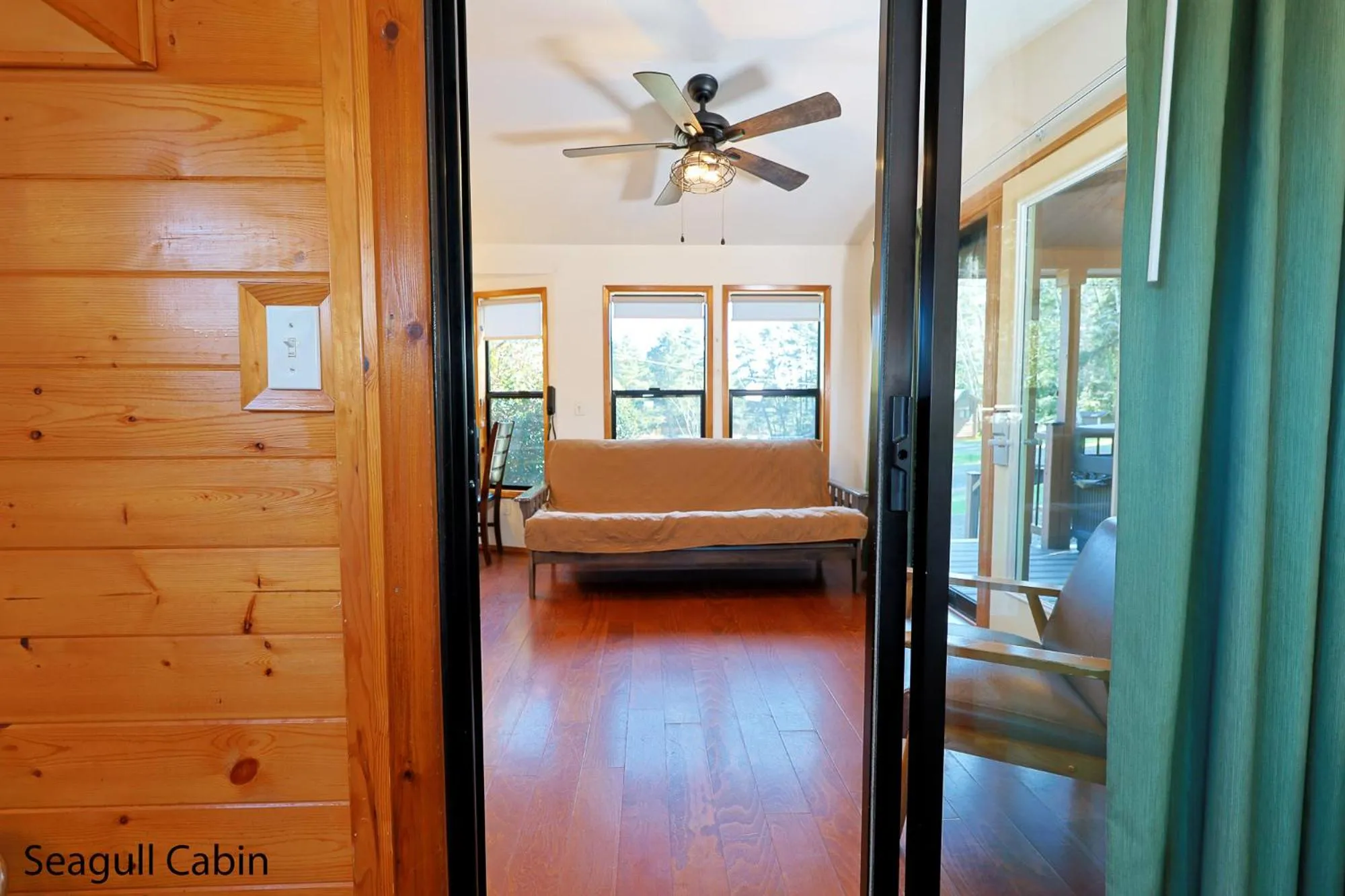 Seating area, Bed in Park Motel and Cabins