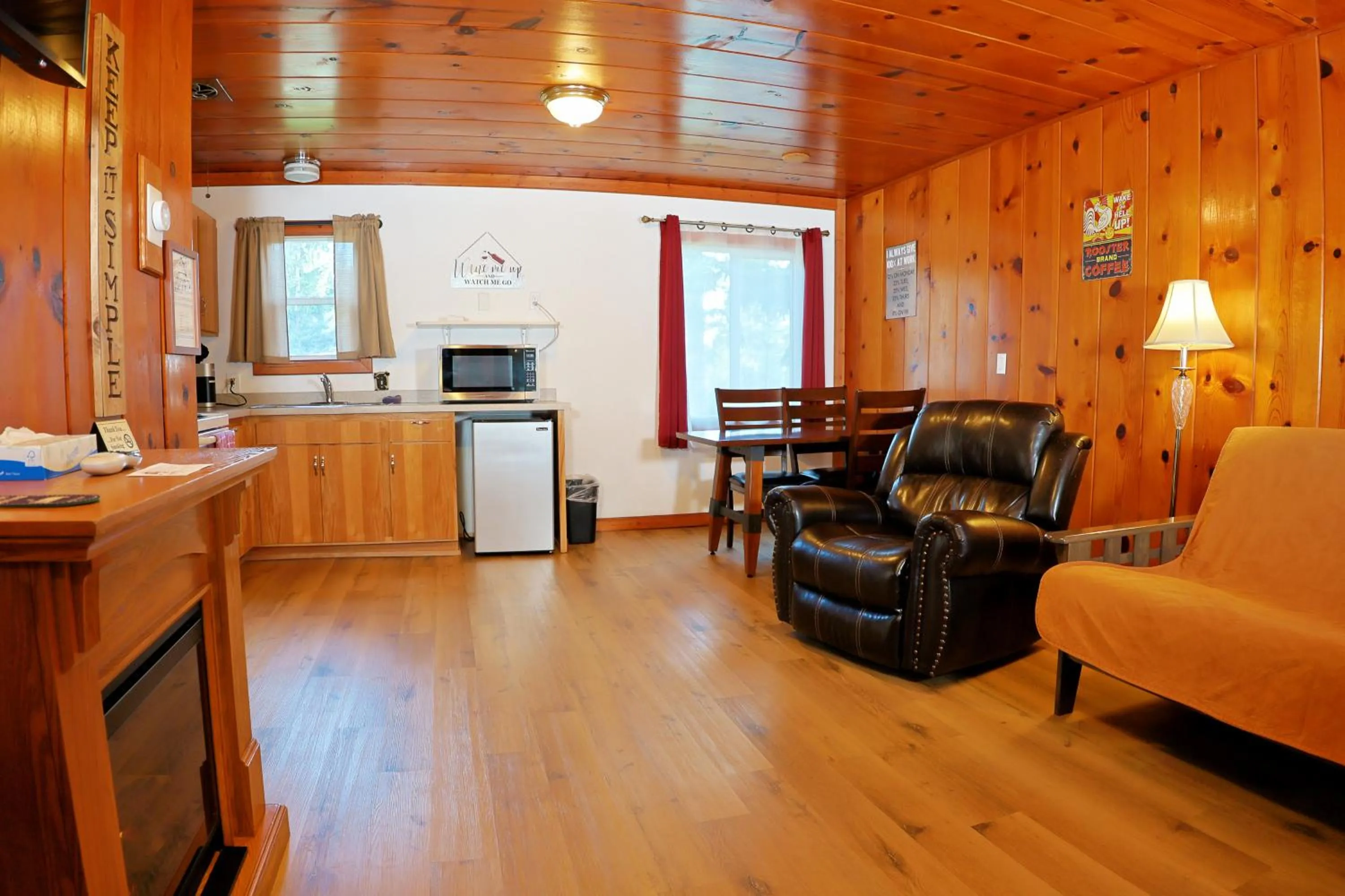 Kitchen or kitchenette in Park Motel and Cabins