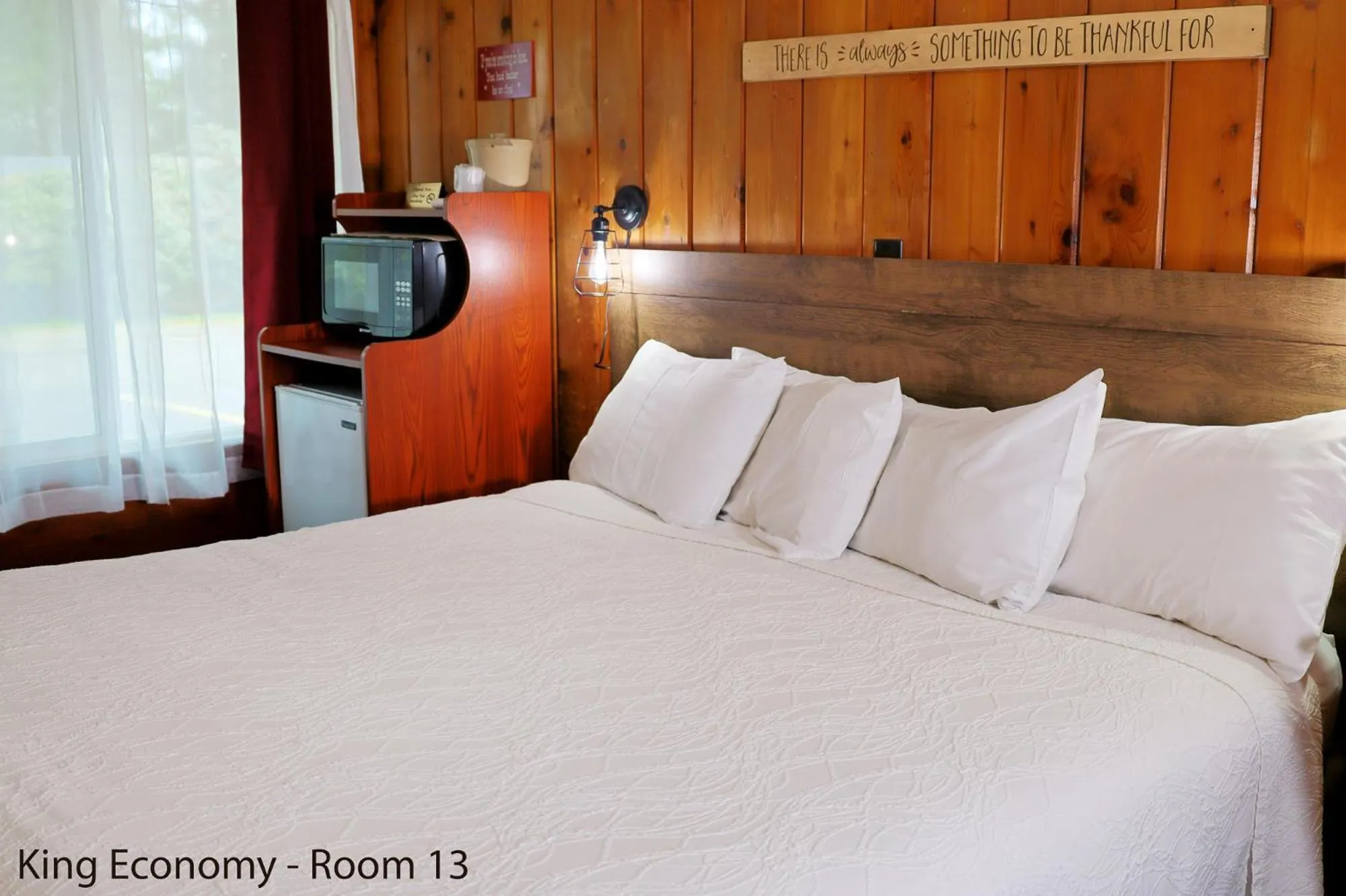 Bed in Park Motel and Cabins