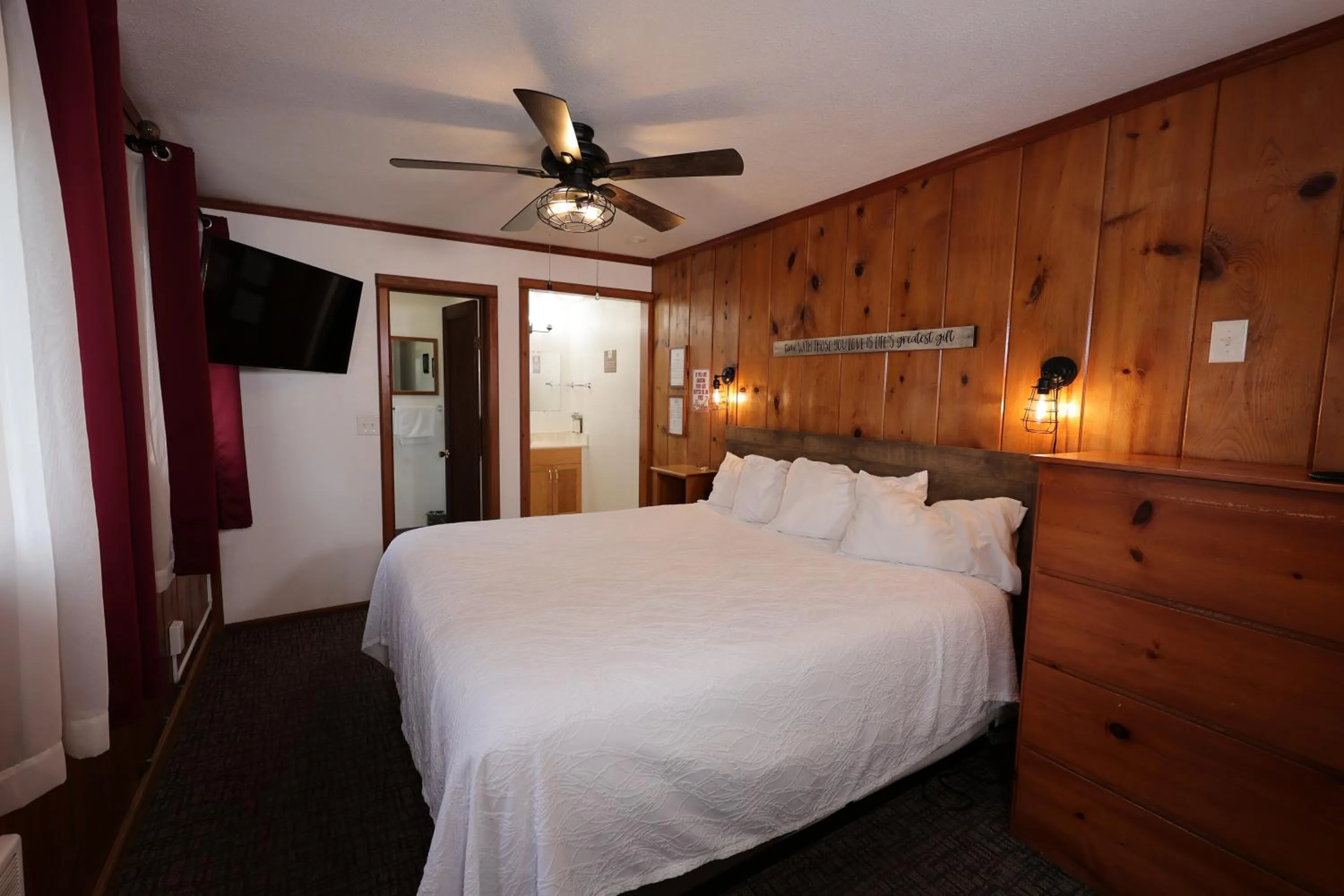 Bed in Park Motel and Cabins