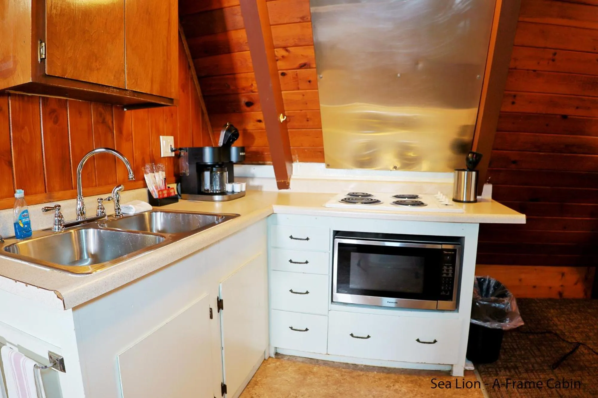Kitchen or kitchenette in Park Motel and Cabins