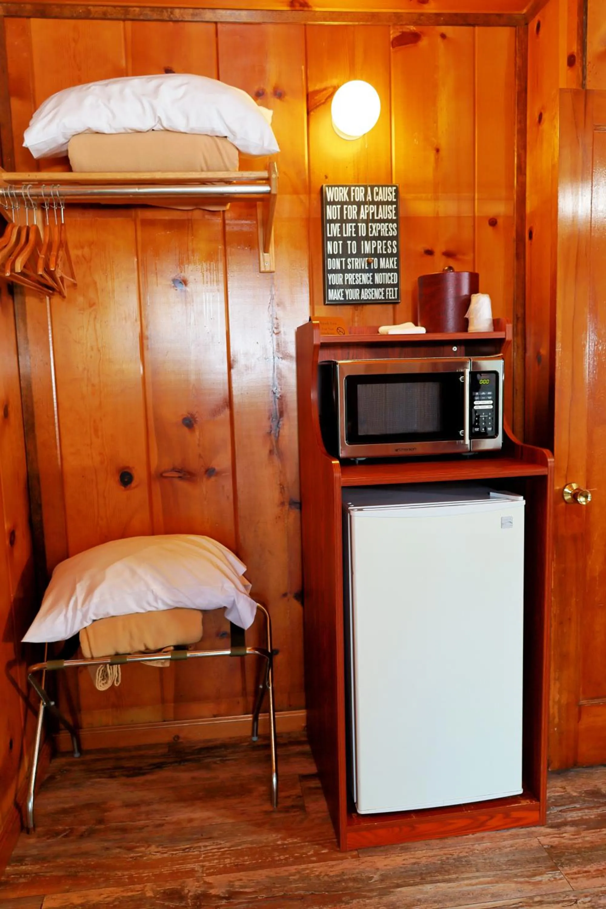 Kitchen or kitchenette, Bed in Park Motel and Cabins