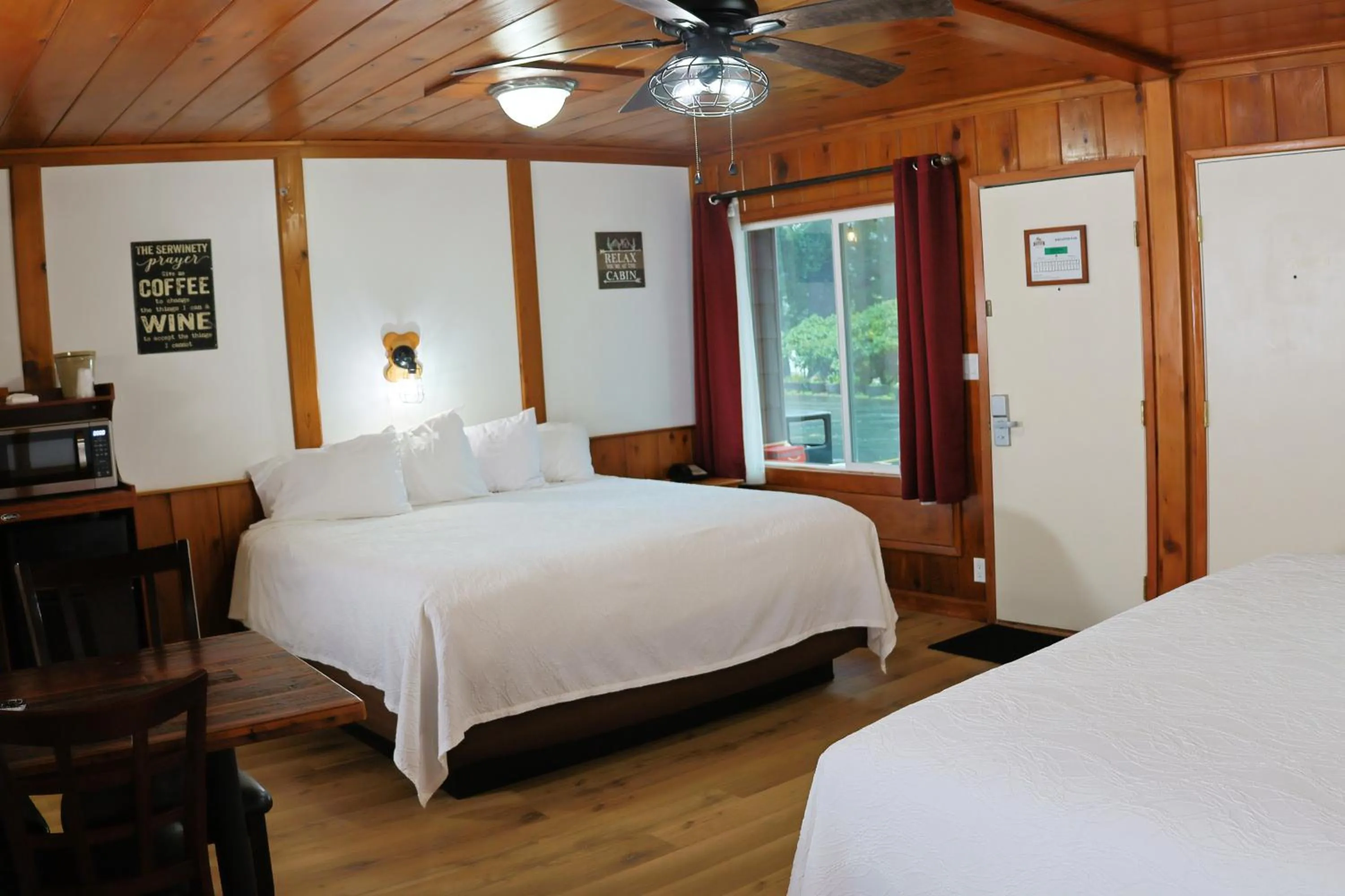 Bed in Park Motel and Cabins