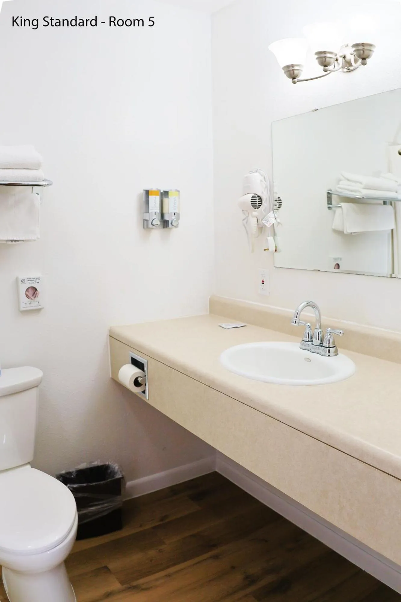 Bathroom in Park Motel and Cabins