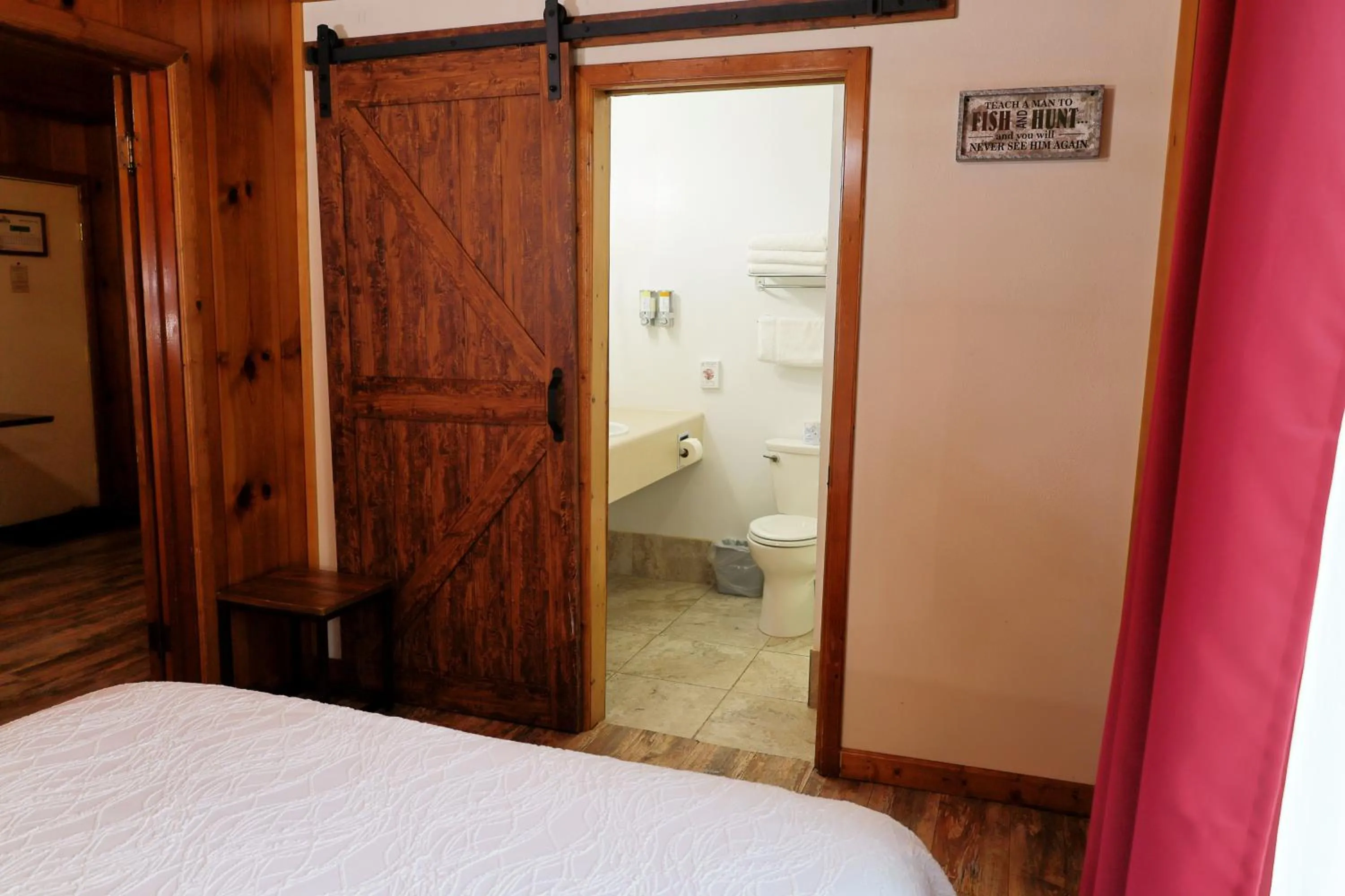 Bathroom, Bed in Park Motel and Cabins