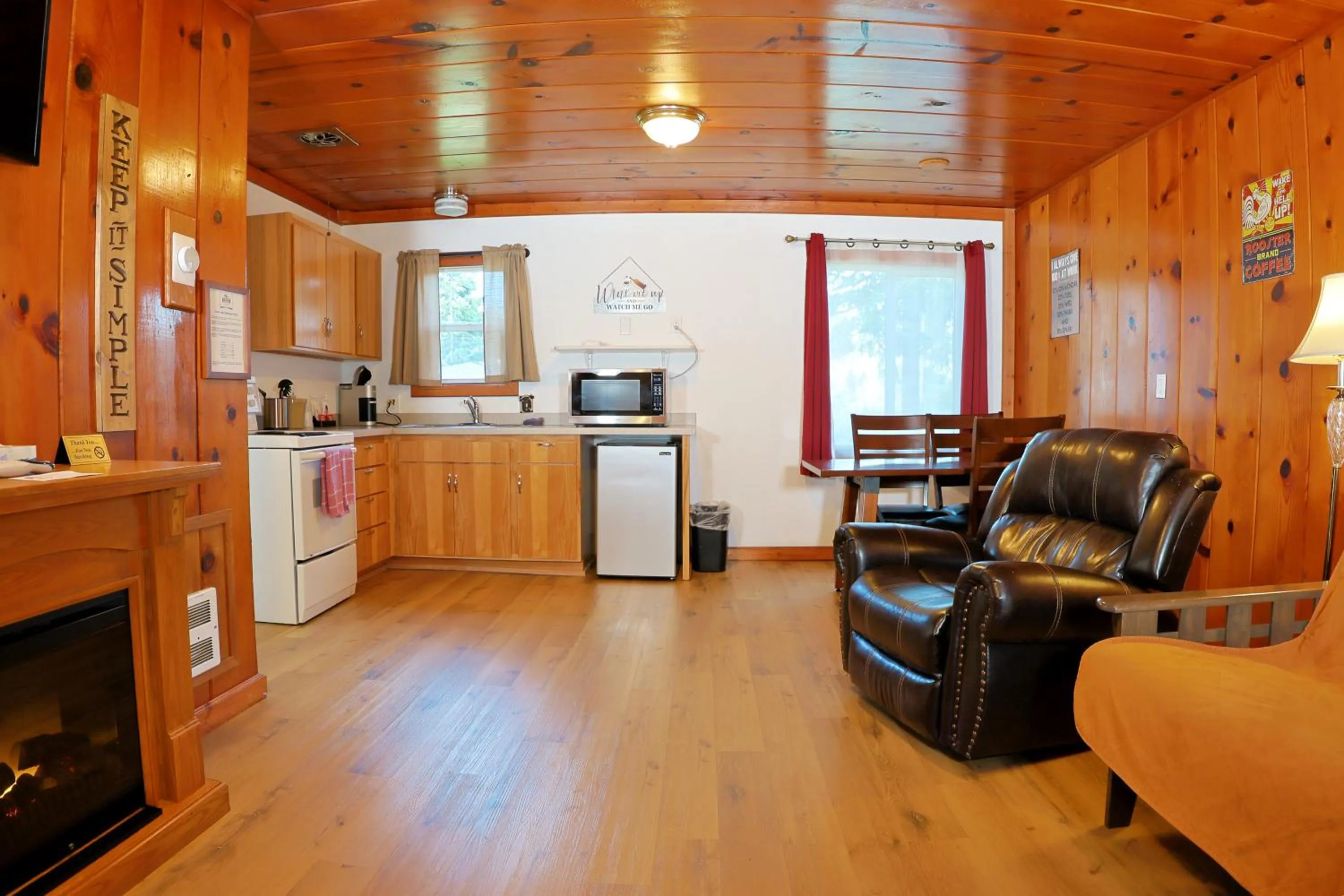 Kitchen or kitchenette in Park Motel and Cabins