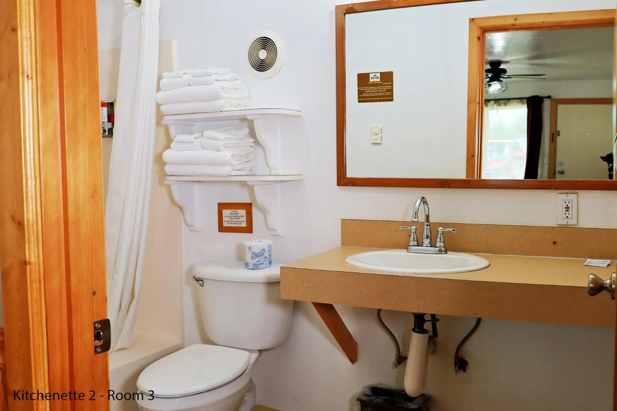 Bathroom in Park Motel and Cabins