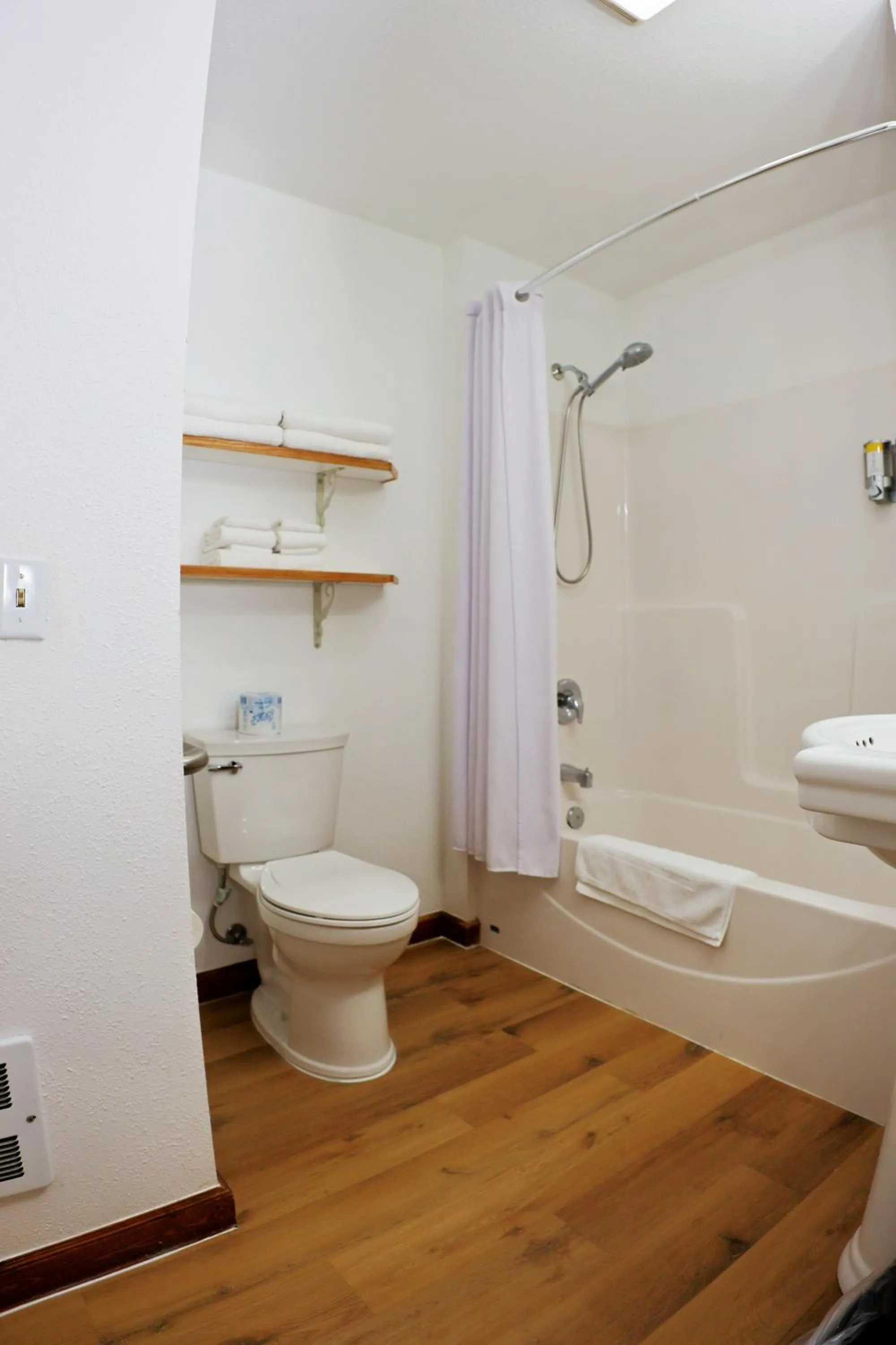 Bathroom in Park Motel and Cabins